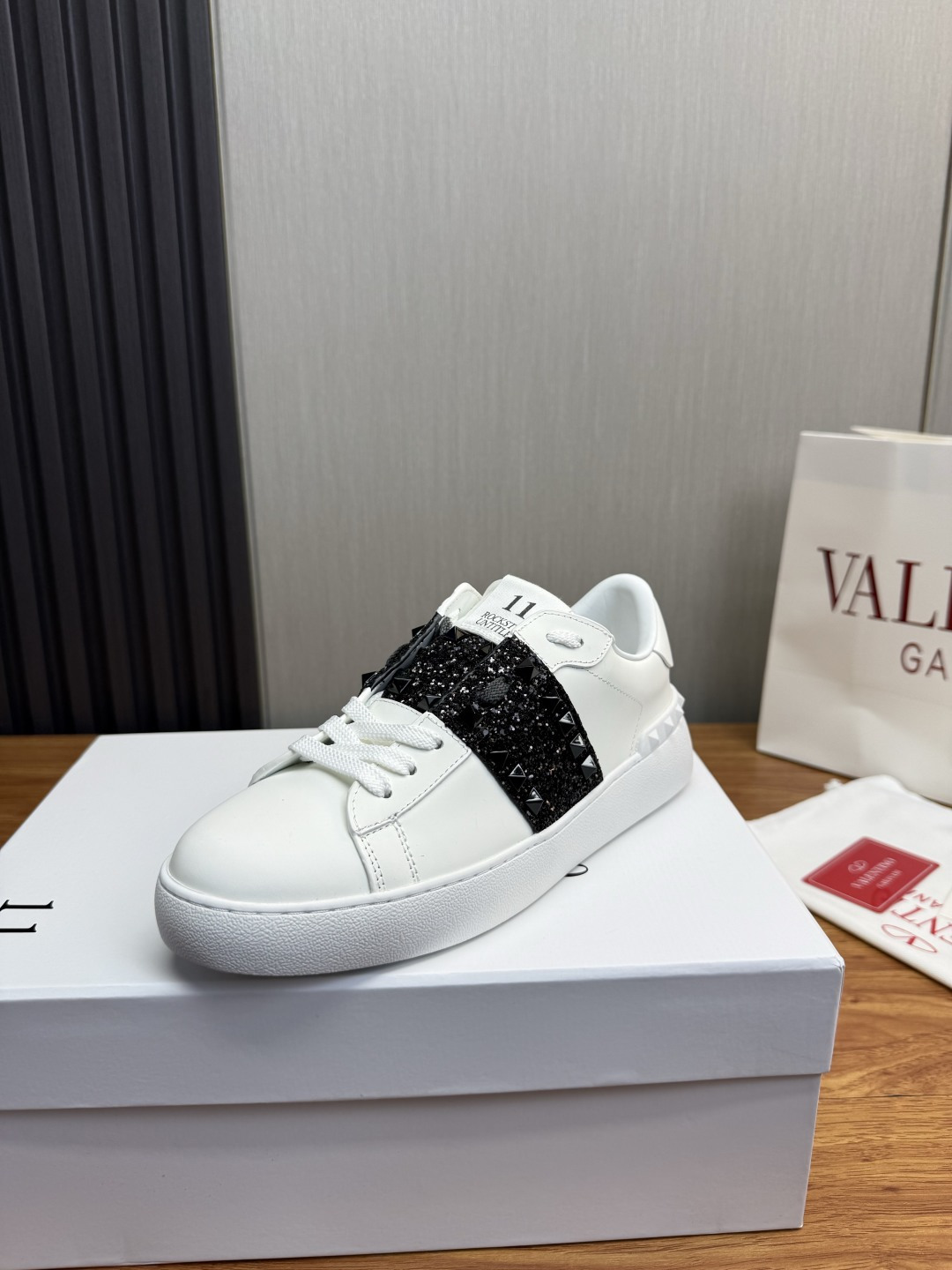 NO:831893,Valentino's classic couple's casual shoe series is a hot seller all year round. 1:1 high version is shipped. Valentino star's same style is on sale. The original ZP is purchased and dismantled. Repeated pattern making and modification. Top luxury masterpiece, combining fashion and leisure, bringing excellent and elegant texture and excellent on-foot comfort. Top purchasing version imported calfskin upper/original oil edge craftsmanship. Water-dyed cowhide lining on the inside. Original developed outsole. Packaging with full set of original configuration.  Code number 35-45 (custom order of 45 is non-refundable),,valentino,valentino,cowhide19860909华伦天奴 经典情侣款休闲鞋系列 常年热卖 1:1高版出货 Valentino 明星同款 火爆发售. 原版ZP入购拆解. 反复打版调改. 顶级奢华力作 时尚休闲结合一体 带来卓越优雅的质感 与极佳的上脚舒适感 顶级代购版本鞋面进口小牛皮面/原版油边工艺 内里水染牛皮内里 大底原版开发大底 包装原版配置全套 码数35-45（45订做不退换）,,valentino,valentino,cowhide,Men's shoes