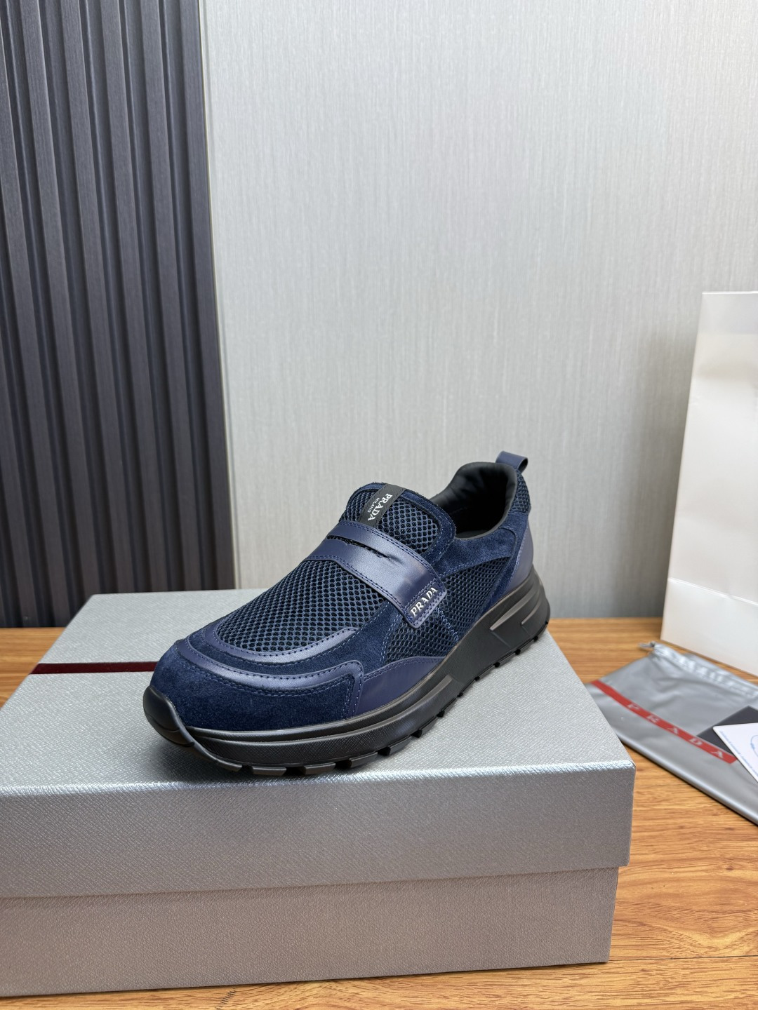NO:853153,[PRAD*Prada] Popular men's shoes in the counter, official website 1:1 production, imported cowhide fabric stitching, cowhide lining, original factory special sole, 38-45 (45 customized, non-returnable),, prada, prada, cowhide19860909【PRAD*普拉达】专柜爆款男鞋,官网1:1制作,进口牛皮面料拼接,牛皮内里 原厂特供原版底,38-45（45订做不退换）,,prada,prada,cowhide,Men's shoes