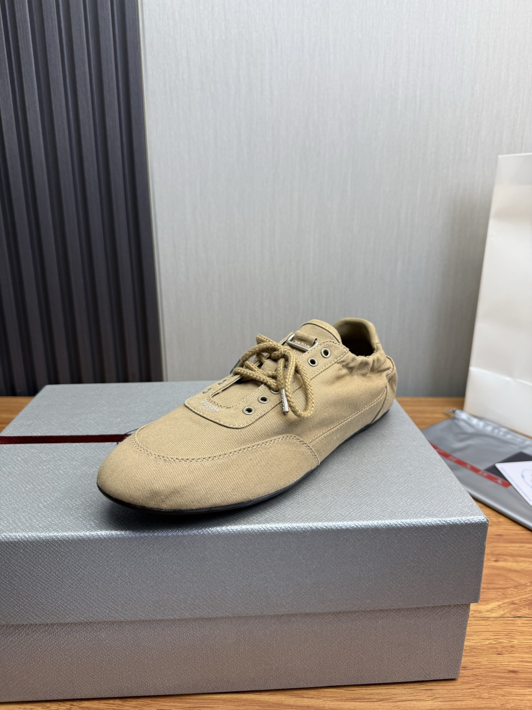NO:853160,PRADA 2026 Collapse New Sports Shoes Moral Training Shoes Collapse's name comes from the fact that it can be easily put on and taken off with bare hands. The light and comfortable features make it more relaxed and casual. The side elastic design can be worn twice!  Super comfortable catwalk sneakers, as light and thin as ballet slippers, as comfortable as sneakers, comfortable and super light on the feet. Fabric: frosted cowhide leather spliced ​​with nylon cloth, leather foot pads, men's size 38-45, prada, prada, sneakers, cowhide19860909PRADA普拉达2026Collapse新款 运动鞋 德训鞋 Collapse 之名正是源自它可轻松徒手穿脱的特色～轻盈舒适的特性打造更加松弛随性感,侧帮弹力设计、可两穿！超舒服的走秀款运动鞋,像芭蕾舞鞋一样的轻薄 像运动鞋一样舒服上脚舒适超轻 面料 磨砂牛皮拼接尼龙布 垫脚牛皮垫脚 男码38-45,,prada,prada,sneakers,cowhide,Men's shoes