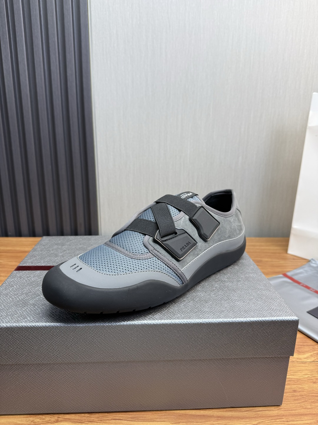 NO:853166,[PRAD*Prada] Popular men's shoes in the counter, official website 1:1 production, imported cowhide fabric stitching, cowhide lining, original factory special sole, 38-45 (45 customized, non-returnable),, prada, prada, cowhide19860909【PRAD*普拉达】专柜爆款男鞋,官网1:1制作,进口牛皮面料拼接,牛皮内里 原厂特供原版底,38-45（45订做不退换）,,prada,prada,cowhide,Men's shoes