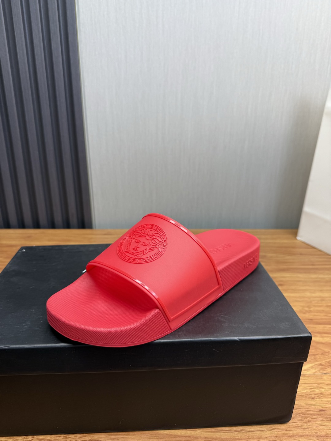 NO:930812,[VERSACE] High-end boutique slippers, original material, fine workmanship, comfortable; original single outsole TPU upper; genuine 1:1 replica Size: 39-46,,versace,slippers19860909【VERSACE】 高端精品拖鞋 原版材质,精细做工,舒适型； 原单大底tpu鞋面；正品1:1复刻 Size: 39-46,,versace,slippers,Men's shoes