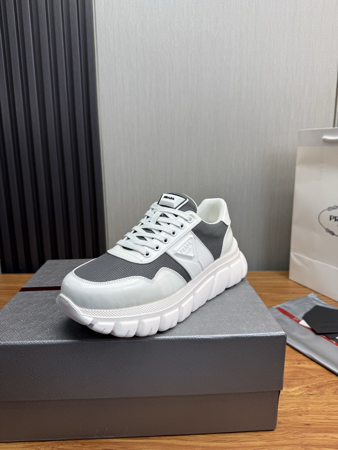NO:898151,[PRAD*Prada] Popular men's shoes at the counter, official website 1:1 production, imported cowhide mesh, cowhide lining, original factory special sole, 38-45 (45 customized, non-returnable),, prada, prada, cowhide19860909【PRAD*普拉达】专柜爆款男鞋,官网1:1制作,进口牛皮网面 牛皮内里 原厂特供原版底,38-45（45订做不退换）,,prada,prada,cowhide,Men's shoes