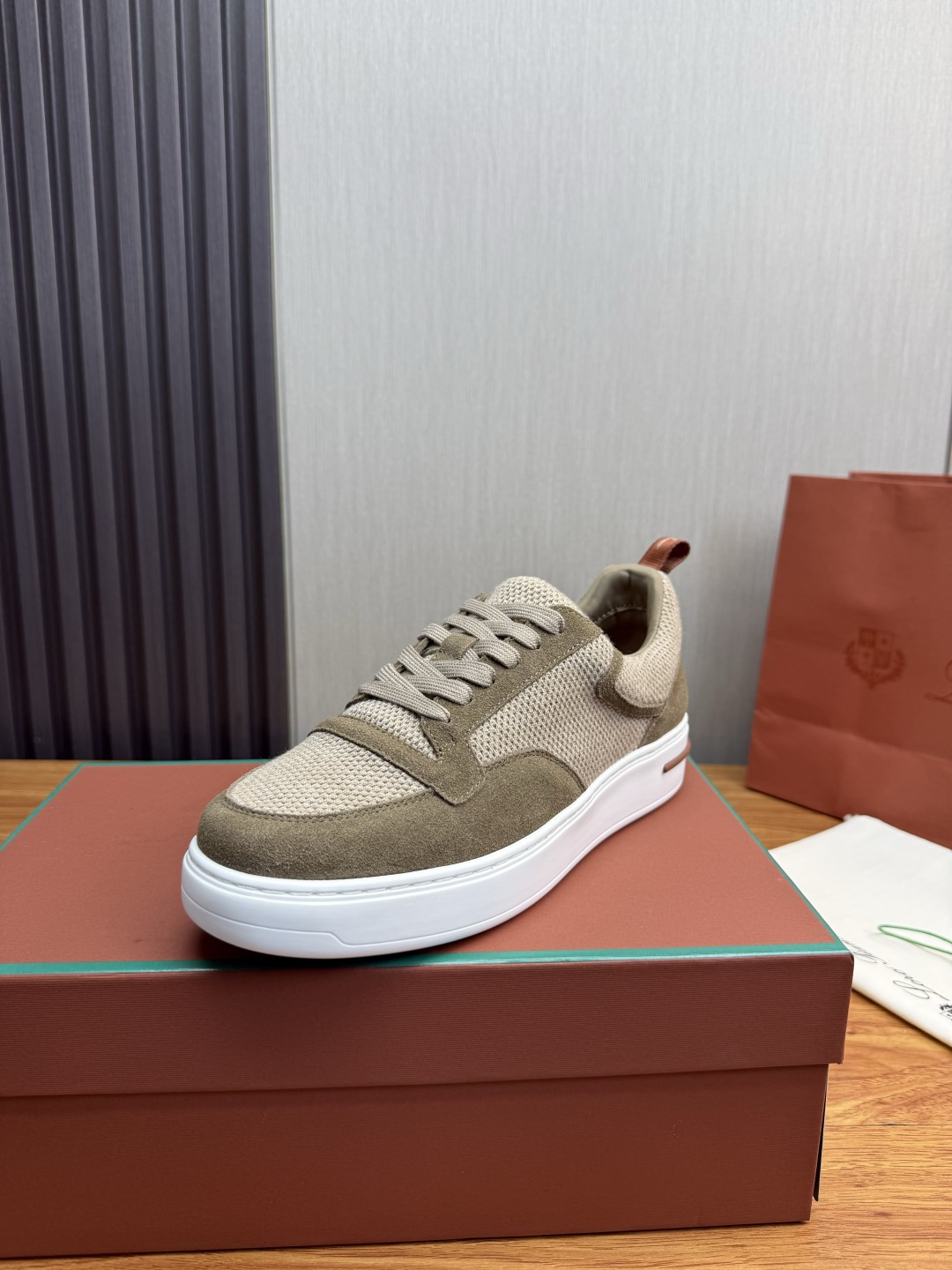 NO:955269,LP. Men's casual sports shoes, a perennial best-seller, a must-have for fashionable men, big-name style, material upper imported frosted cowhide + cowhide lining, original wear-resistant rubber outsole, 39-44,, loro piana, sneakers, cowhide19860909LP.男士休闲运动鞋,常年热卖款 时尚潮男必备,大牌风范, 材料鞋面进口磨砂牛皮 +牛皮内里,原版耐磨橡胶大底,39-44,,loro piana,sneakers,cowhide,Men's shoes