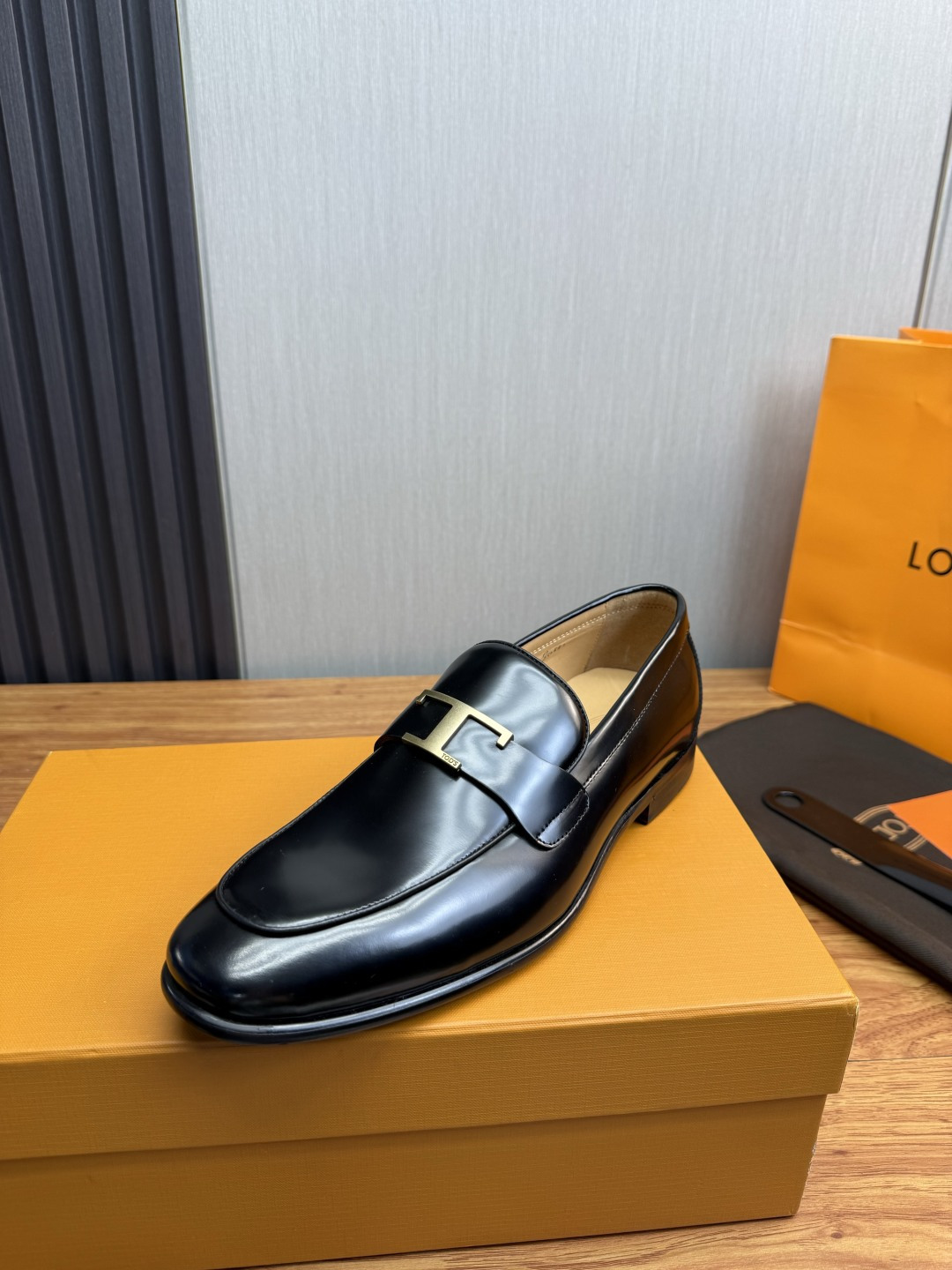NO:954803,TODS. Men's leather boots, embodying classic elegance. Elegant appearance with slender silhouette, made of imported cowhide, comfortable and light, slip-on style for easy putting on and taking off, dyed calfskin lining, original leather outsole Size38-45 (customized for 38, 45),,Tod's,boots,cowhide,Leather soles19860909TODS.男士皮靴,体现经典的优雅气质.高雅的外观搭配修长的版型,进口牛皮打造,舒适轻盈,套脚式穿脱方便,内里本染小牛皮,原版真皮大底 Size38-45（38、45订做）,,Tod's,boots,cowhide,Leather soles,Men's shoes