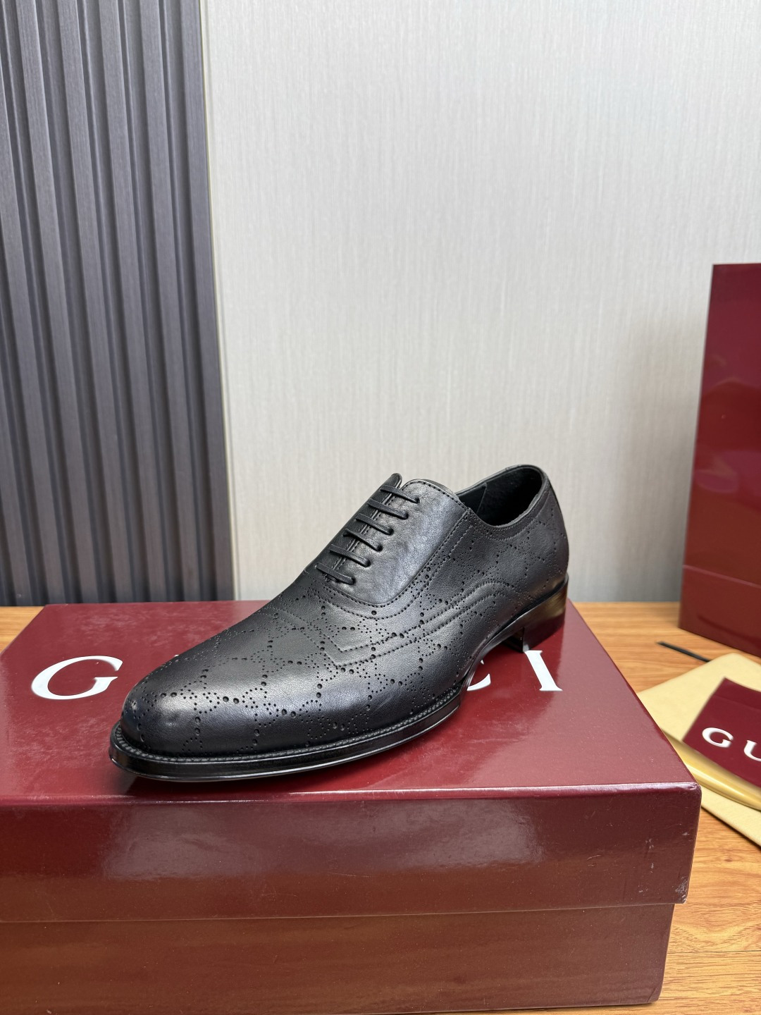 NO:954798,Original order, genuine leather outsole GUCCI. Gucci men's business casual leather shoes, top quality cow products. 1:1 shipment, luxurious and noble, all imported original brand fabrics, just to create a more comfortable wearing experience, original imported open edge beaded cowhide for the upper, top quality imported cowhide water-dyed full cowhide, original genuine leather outsole 8-45 (38.45 non-refundable),,cowhide,Leather soles19860909原单狠货,真皮大底 ＧＵＣＣI.古琦男士商务休闲皮鞋,顶级牛货.1:1出货奢华尊贵全部采用进口原版品牌面料,只为打造更为舒适的穿着体验,鞋面原版进口开边珠牛皮,牛皮顶级进口水染全牛里,原版真皮大底8-45（38.45不退换）,,cowhide,Leather soles,Men's shoes