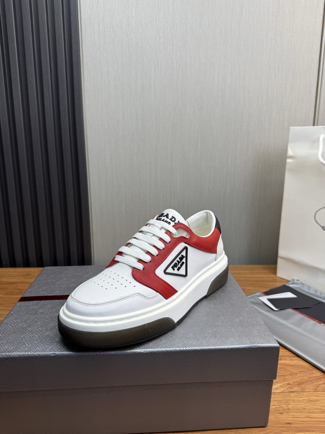 NO:955282,[PRAD*Prada] Popular men's shoes at the counter, official website 1:1 production, imported cowhide mesh, cowhide lining, original factory special sole, 38-45 (45 customized, non-returnable),, prada, prada, cowhide19860909【PRAD*普拉达】专柜爆款男鞋,官网1:1制作,进口牛皮网面 牛皮内里 原厂特供原版底,38-45（45订做不退换）,,prada,prada,cowhide,Men's shoes