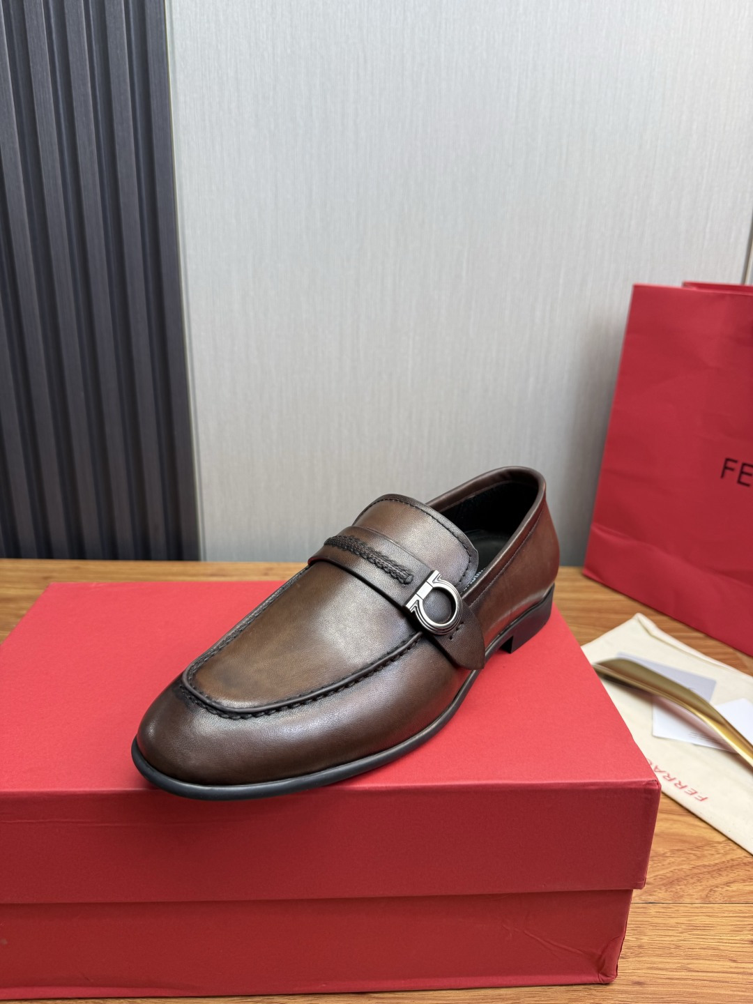 NO:955659,Ferragamo ~ Men's business casual leather shoes, luxurious and noble, all made of imported original brand leather, just to create a more comfortable wearing experience, original cowhide for the upper, open edge beaded cowhide, rubbed cowhide, frosted cowhide imported full cowhide, original outsole 8-45 (38.45 non-refundable),,ferragamo,cowhide19860909菲拉格慕～男士商务休闲皮鞋,奢华尊贵全部采用进口原版品牌皮料,只为打造更为舒适的穿着体验,鞋面原版牛皮.开边珠牛皮 擦色牛皮.磨砂牛皮进口全牛里,原版大底8-45（38.45不退换）,,ferragamo,cowhide,Men's shoes