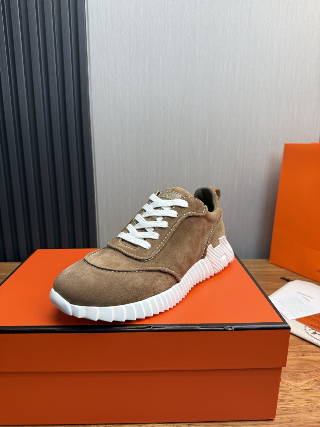 NO:956221,HERME*—Hermès. Hot-sellers available simultaneously at counters. The upper is made of imported cowhide/matched with original mesh, with exquisite workmanship (original calfskin lining). Cowhide foot pads. The sole is specially made by the original factory and is an original ultra-light outsole. Actual photos taken. Size 38-44. (38.45 can be customized), hermes, hermes, cowhide19860909HERME*—爱马仕.专柜同步发售爆款热卖 鞋面采用进口牛皮/搭配原版网布 ,做工考究（原版小牛皮内里） 牛皮垫脚 鞋底原厂特供原版超轻大底,实物拍摄 码数38-44.（38.45可定做）,,hermes,hermes,cowhide,Men's shoes