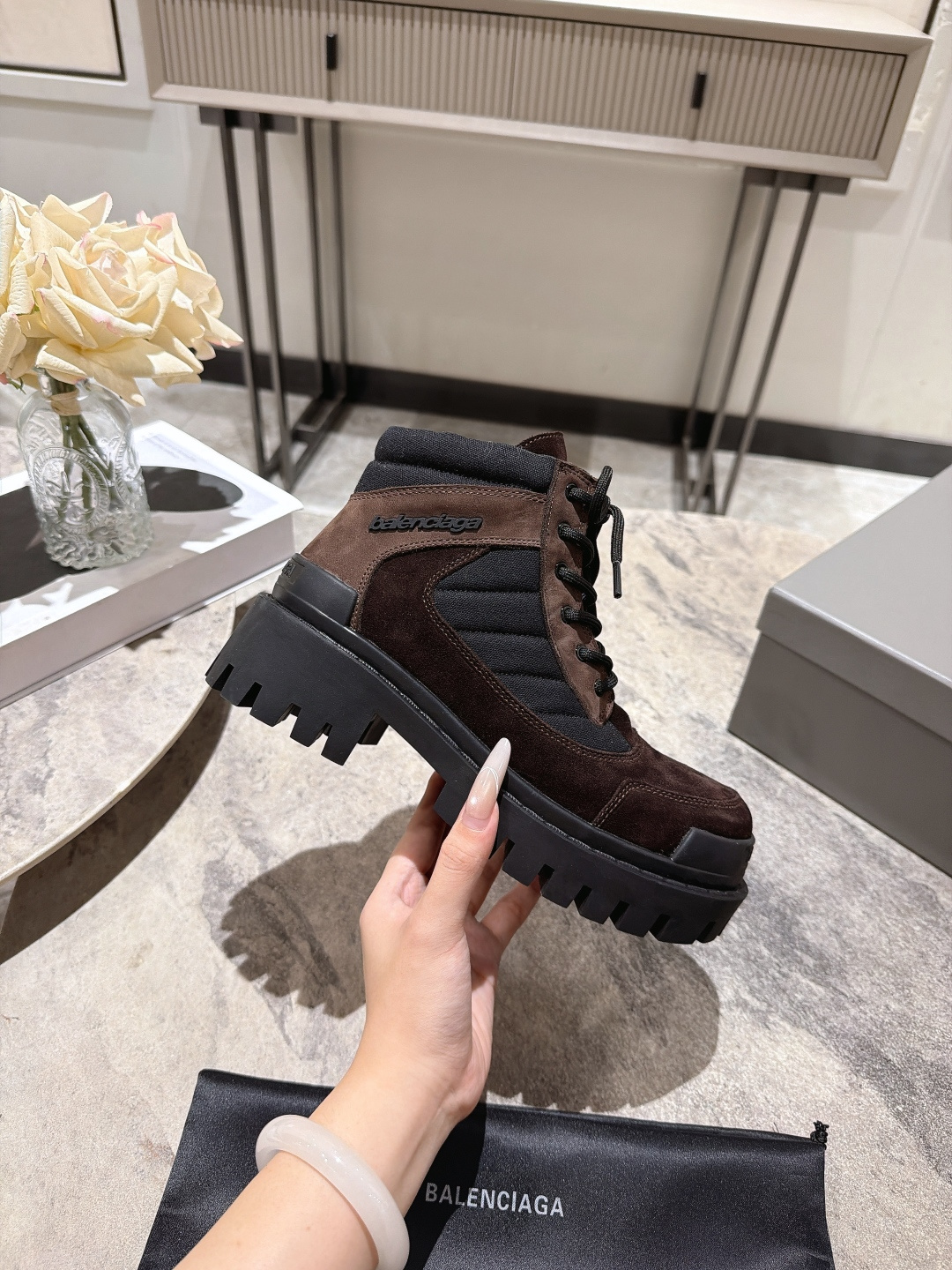 NO:921598,Female Male 20, Balenciaga Speed ​​Trainer high-top work shoes and short boots are definitely a weapon to keep you on the cutting edge of fashion!  The body of the shoe is made of high-elastic knitted fabric, which perfectly fits the shape of the foot and gives the ultimate wrapping feeling of a 'sock shoe'. The most eye-catching thing is its thickened zigzag sole, which not only instantly lengthens the leg line, but also is full of hard-core functional style. Whether it is paired with work clothes or a suit, it can be easily matched and the fashion level is directly increased!  Size: 35-39, male 40-44 (female 40 customized) with original packaging, boots, balenciaga, balenciaga, boots, business suit, socks19860909女 男20, Balenciaga巴黎世家Speed Trainer高帮工装鞋短靴,绝对是让你站稳潮流尖端的利器！鞋身采用高弹的针织面料,完美贴合脚型,穿出“袜子鞋”的极致包裹感.最吸睛的是它加厚的锯齿状鞋底,不仅瞬间拉长腿部线条,还充满了硬核的机能风.无论是搭配工装还是西装,都能轻松拿捏,时髦度直接拉满！ 码数:35-39 男40-44 (女40定做) 配原版一致包装,靴子,balenciaga,balenciaga,boots,business suit,socks,Women's Shoes