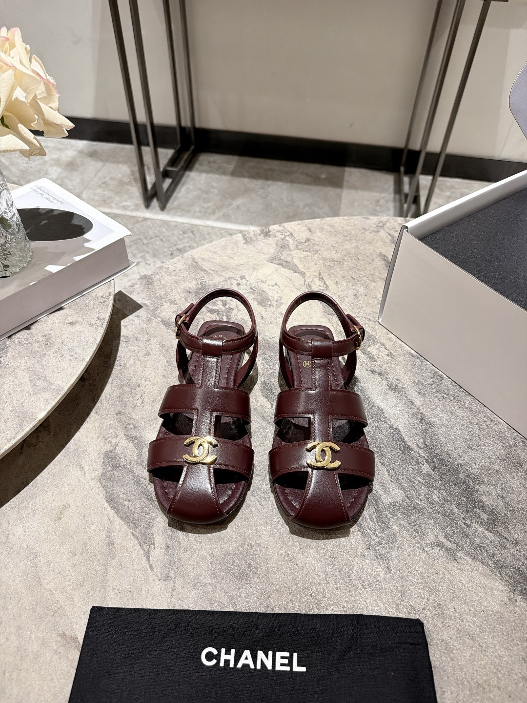 NO:921662,, CHANEL｜Xiaoxiang 26M new product Double C hollow Roman flat sandals Metal double C shines in the center of the shoe body Interlaced hollows outline retro lines Flat design makes walking light and comfortable Roman design modifies slender ankles Breathable upper dispels summer heat Full of French elegant atmosphere Can be easily managed on vacation and commuting Classic color matching will never go out of style Exquisite details highlight the brand style Every foot can become a rich girl's dream shoe in seconds  The ultimate expression of low-key luxury. It is suitable for all kinds of summer outfits. It is a beautiful style that looks good on anyone. The fabric is made of original customized leather. The inner toes are all sheepskin. Italian imported genuine leather outsole size 35-39 (customized at 40.41), sandals, chanel, sandals, sheepskin, Leather soles19860909, CHANEL｜小香26M新品 双C镂空罗马平底凉鞋 金属双C闪耀鞋身中央 镂空交错勾勒复古线条 平底设计行走轻盈自在 罗马设计修饰纤细脚踝 透气鞋面驱散夏日闷热 法式优雅氛围感拉满 度假通勤都能轻松驾驭 经典配色永不过时 精致细节彰显品牌格调 上脚秒变富家千金 每个女孩的梦中情鞋 低调奢华的终极表达 适配各种夏日穿搭 谁穿谁好看的绝美款 面料采用原版定制皮料 内里踮脚均为羊皮 意大利进口真皮大底 size35-39（40.41定制）,凉鞋,chanel,sandals,sheepskin,Leather soles,Women's Shoes