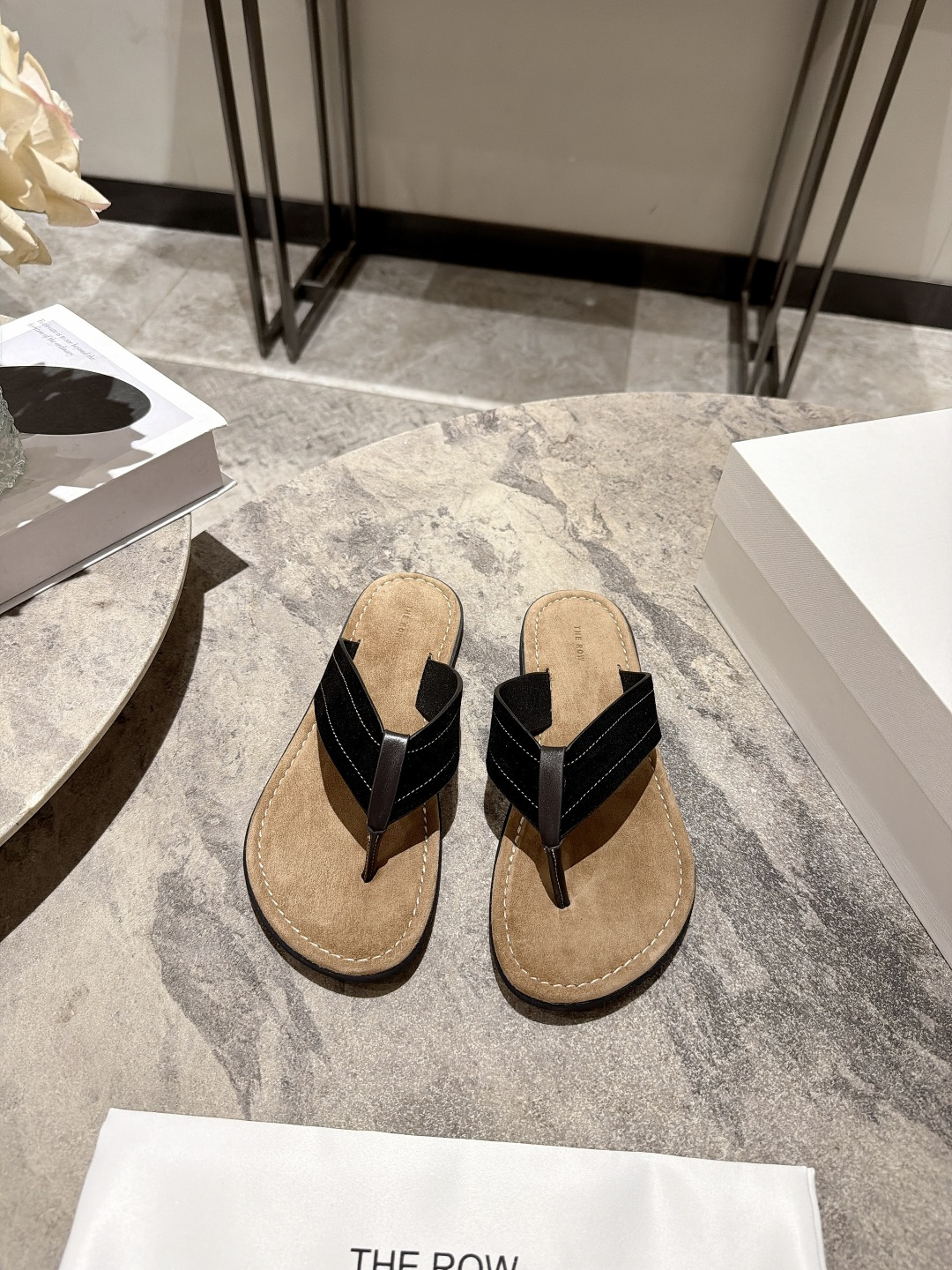 NO:921652,, THE ROW's new spring and summer flip-flops. Summer without slippers is not a perfect summer. Upper material is cowhide. Lining is cowhide. Foot pads are imported high silk shearling. Original Tpu outsole. Size 35-39 (customized at 40.41). Comes with original packaging, split-toe shoes, slippers, cowhide, sheep.19860909, THE ROW春夏新品夹趾拖人字凉拖 没有拖鞋的夏日不是完美的夏日 鞋面牛皮材质 内里牛皮 垫脚进口高丝光羊京 原版Tpu大底 码数35-39(40.41定做) 配原版一致包装,分趾鞋,slippers,cowhide,sheep,Women's Shoes