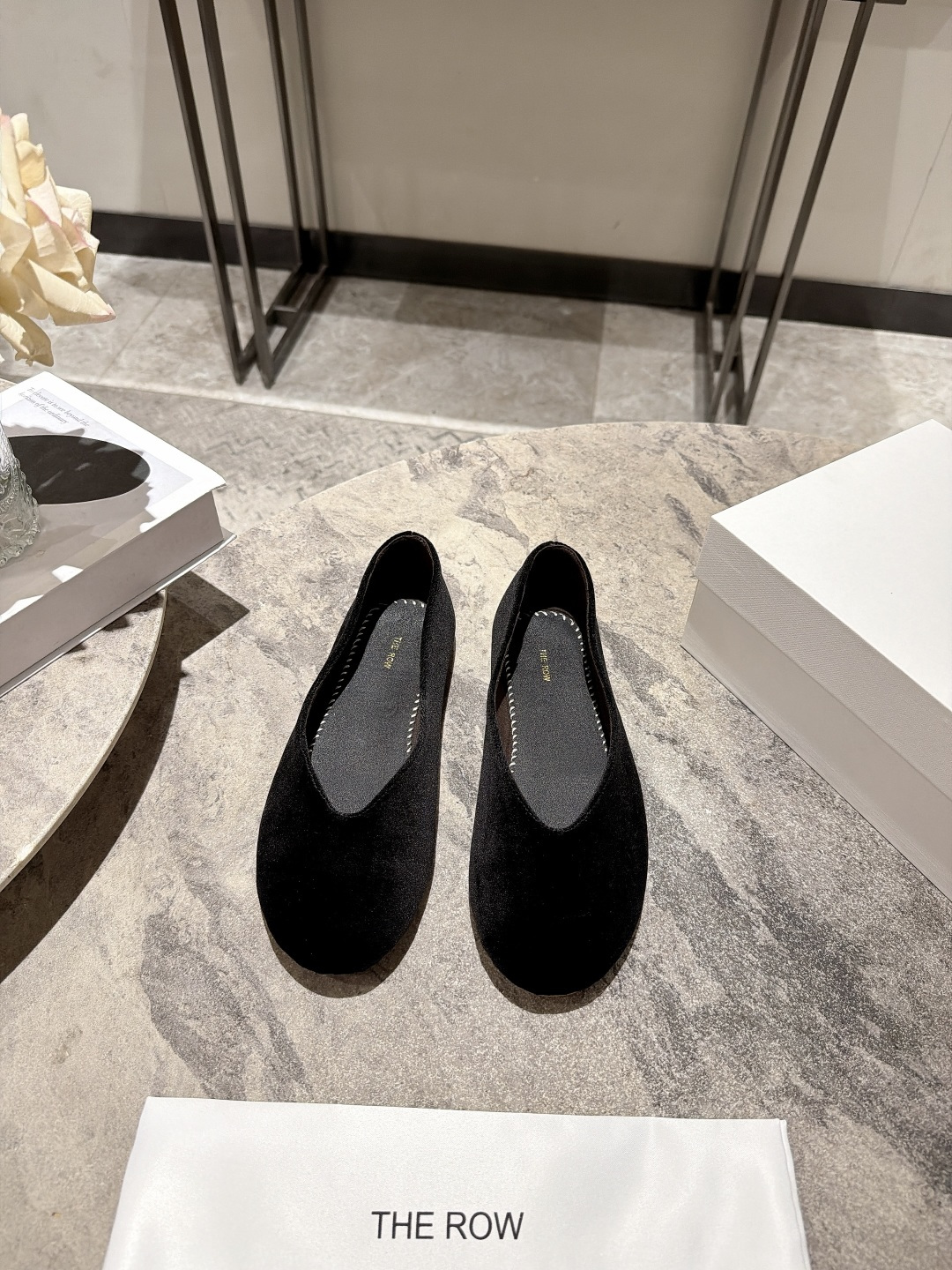 NO:921591,THE ROW's new spring and summer ballet shoes, retro retro shoes, and slip-on slip-ons. As the quintessence of 'old money style' dressing, these shoes are versatile beyond imagination. Whether paired with drapey wide-leg pants, straight jeans, or a lightweight A-line skirt, they can easily create a relaxed and high-end atmosphere. It is not exaggerated.  logo, but stands out with its excellent leather texture and last craftsmanship. It is the kind of 'invisible combat shoe' that can instantly enhance the overall texture of the outfit. Made of two materials: sheepskin/imported velvet. Sheepskin lining for the feet. Original molded rubber sole. Size 35-39 (40.41 can be customized), ballet shoes, skirts, jeans, sheepskin19860909THE ROW春夏新品芭蕾舞鞋 复古复古单鞋 一脚蹬懒人鞋 作为“老钱风”穿搭的精髓单品,这双鞋的百搭性超乎想象.无论是搭配垂感阔腿裤、直筒牛仔裤,还是轻盈的A字半裙,都能轻松营造出松弛又高级的氛围感.它没有夸张的 logo,却凭借出色的皮料质感和楦型工艺脱颖而出,是那种能瞬间提升整体穿搭质感的“隐形战鞋”. 羊皮/ 进口丝绒两种材质 内里垫脚羊皮 大底原版开模橡胶底 尺码35-39（40.41 可以定制）,芭蕾舞鞋,skirts,jeans,sheepskin,Women's Shoes