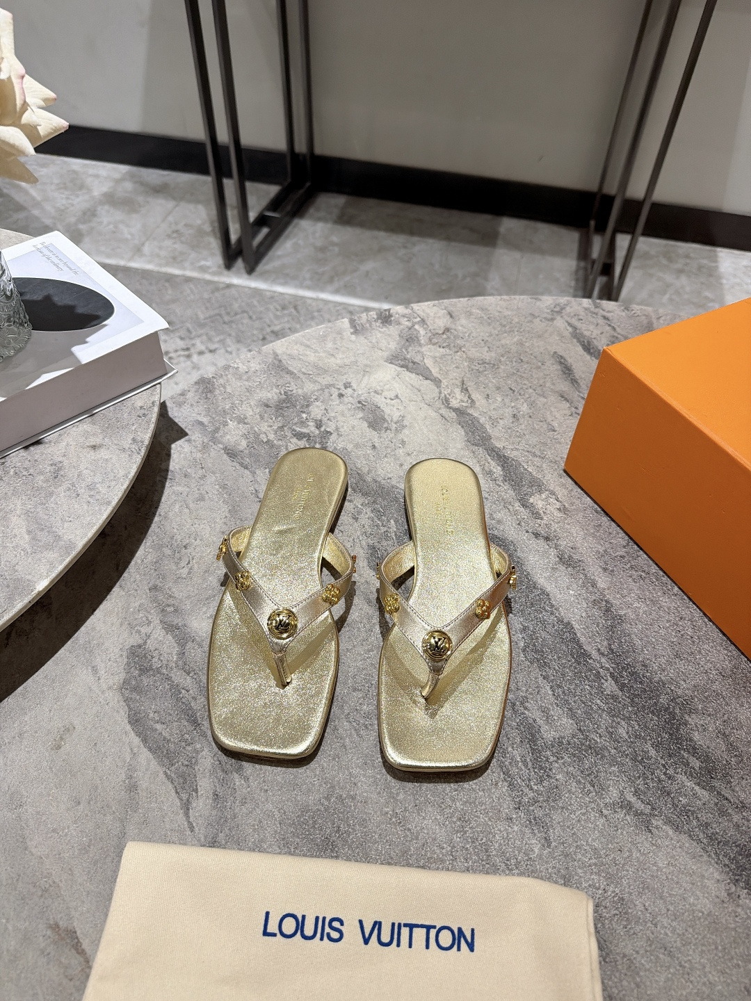 NO:921678,LV Donkey brand Monogran series metal rivet square toe thong flip-flops. The upper uses the iconic golden Medusa buckle, which is LV's iconic design. It is retro and luxurious, and is highly recognizable. It is made of calf leather, which is soft to the touch, durable and textured. The square toe design modifies the foot shape, and the flat bottom is comfortable, suitable for daily commuting or vacation wear. The fabric is imported cowhide, breathable sheepskin lining, Italian genuine leather outsole  Size 35-39 (40 customized), split-toe shoes, louis vuitton, louis vuitton, slippers, cowhide, sheepskin, Leather soles19860909Lv驴牌Monogran系列金属铆钉方头夹趾人字拖鞋 鞋面采用标志性的金色美杜莎扣是LV的标志性设计,复古又奢华,极具辨识度.采用小牛皮材质,触感柔软,耐用且显质感.方头设计修饰脚型,平底舒适,适合日常通勤或度假穿着. 面料进口牛皮 内里透气羊皮 意大利真皮大底 码数35-39（40定做）,分趾鞋,louis vuitton,louis vuitton,slippers,cowhide,sheepskin,Leather soles,Women's Shoes
