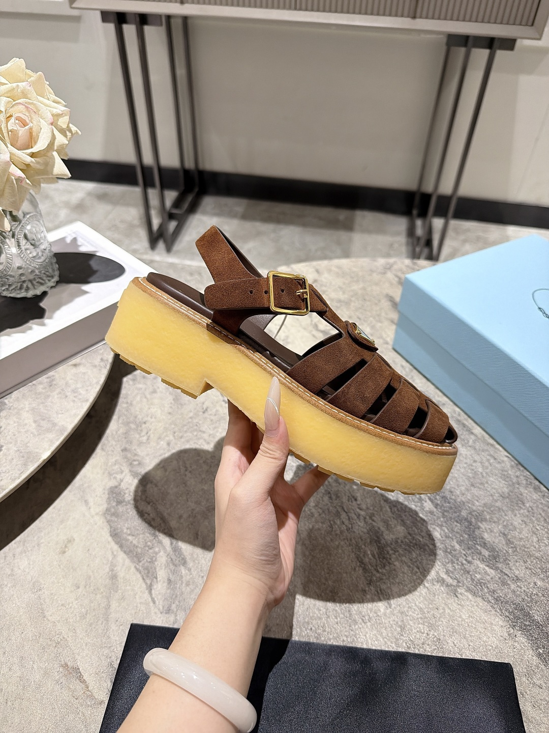 NO:921644,Top quality, Prada26ss Prada's new summer braided thick-soled sandals. The retro suede texture has a relaxed atmosphere. The iconic triangle logo is low-key and eye-catching. The woven upper is breathable and refreshing. The thick-soled design quietly heightens the body shape. It is retro and noble. The fit is very high. It can be easily worn with denim shorts, overalls or casual skirts. Whether it is daily commuting or summer outings, it can be worn casually and fashionably.  The upper foot feels comfortable and soft, the thick sole is non-slip and wear-resistant, the buckle design is easy to adjust the tightness, and it will not tire your feet after long-term wear. It is a treasure that can be matched repeatedly in summer. The upper is cow suede, the lining is cowhide, the original open-molded outsole size 35-41 (customized sizes 40 and 41 are not returnable), heel height 5.5cm, sandals, prada, prada, sandals, skirts, shorts, cowhide, chamois leather19860909顶级品质, Prada26ss普拉达夏季新款编带厚底凉鞋 复古的麂皮质感自带松弛氛围感,标志性三角徽标低调吸睛,编织鞋面透气清爽,厚底设计悄悄拉高身形,复古又显贵.搭配上适配度超高,牛仔短裤、工装裤或是休闲裙装都能轻松驾驭,不管是日常通勤还是夏日出游,都能穿出随性时髦感. 上脚脚感舒适软弹,厚底防滑耐磨,搭扣设计方便调节松紧,久穿也不会累脚,是夏天能反复搭配的宝藏款. 鞋面牛反绒 内里牛皮 大底原版开模大底 size35-41码（40、41码定制不退换） 跟高5.5cm,凉鞋,prada,prada,sandals,skirts,shorts,cowhide,chamois leather,Women's Shoes