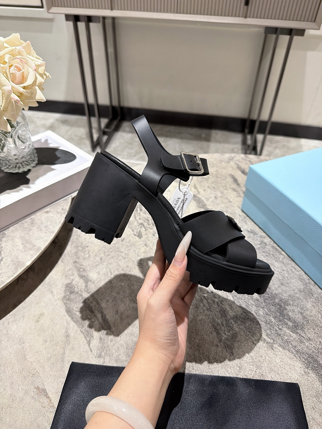 NO:921653,, Prada 26ss new summer thick-soled high-heeled sandals. The iconic metal logo embellishes the upper. The cross-strap design is neat and slimming. The thick-soled shoes quietly heighten the figure. They have a sense of coolness without being unattractive. The adaptability is very high. They can be easily worn with denim shorts, overalls or casual skirts. Whether it is daily commuting or summer outings, they can be worn neatly and fashionably.  The upper foot feels comfortable and soft, the thick sole is non-slip and wear-resistant, the buckle design is easy to adjust the tightness, and it will not tire your feet after long-term wear. It is a treasure that can be matched repeatedly in summer. IP foam upper, IP foam lining, outsole, original molded outsole, size 35-41 (customized sizes 40 and 41 are non-refundable), heel height 8.5cm, high heels and sandals, prada, prada, sandals, high heels, skirts, shorts19860909, Prada普拉达26ss夏季新款厚底高跟凉鞋 标志性金属徽标点缀鞋面,交叉带设计利落又显瘦,厚底鞋型悄悄拉高身形,自带酷感又不挑人. 搭配上适配度超高,牛仔短裤、工装裤或是休闲裙装都能轻松驾驭,不管是日常通勤还是夏日出游,都能穿出利落时髦感. 上脚脚感舒适软弹,厚底防滑耐磨,搭扣设计方便调节松紧,久穿也不会累脚,是夏天能反复搭配的宝藏款. 鞋面IP发泡鞋面 内里IP发泡 大底原版开模大底 size35-41码（40、41码定制不退换） 跟高8.5cm,高跟鞋凉鞋,prada,prada,sandals,high heels,skirts,shorts,Women's Shoes