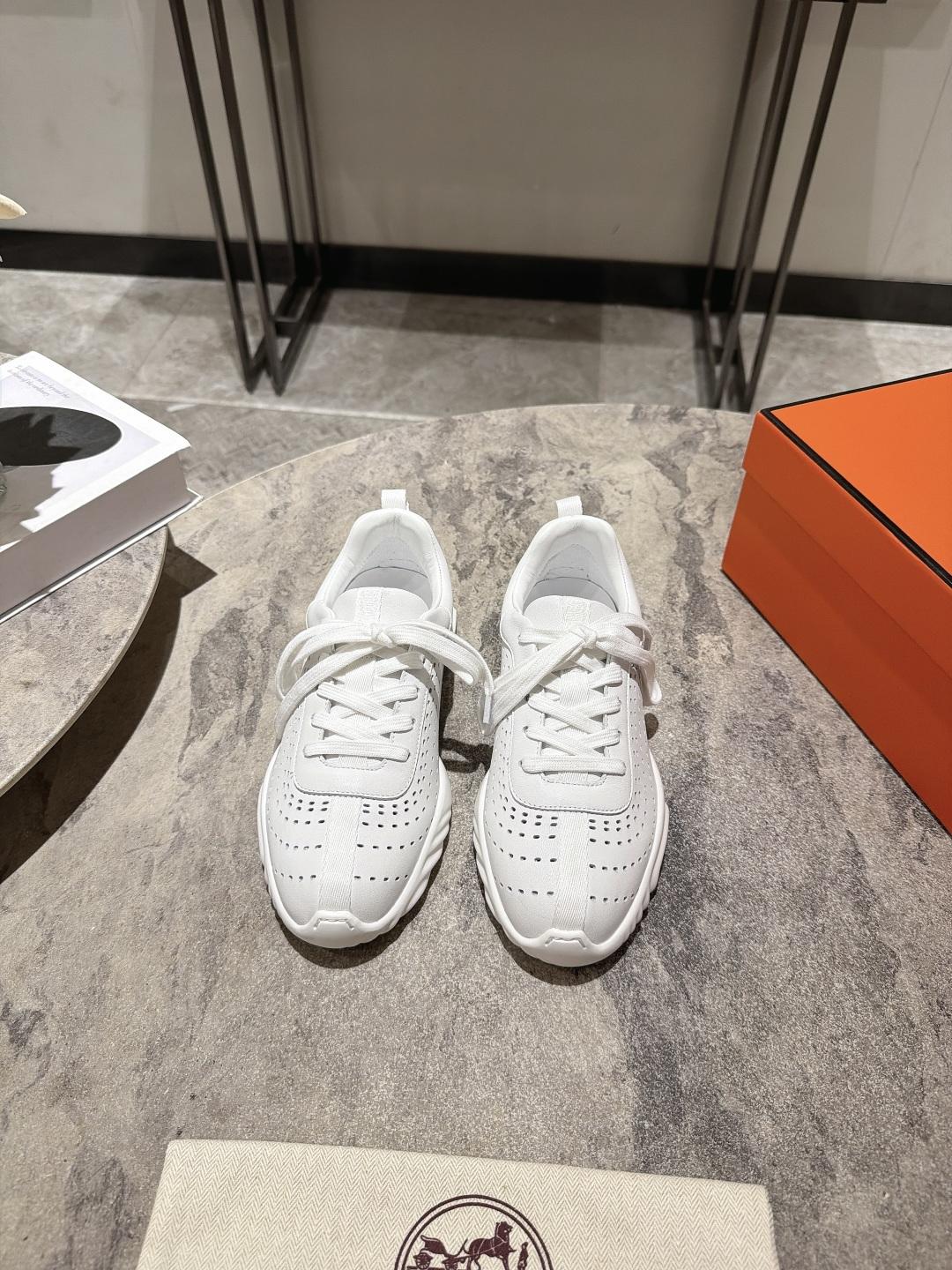 NO:921673,Women, men Hermès/Hermès 26WF new product Hollow casual couple sports shoes Hermès 26WF new product debut Hollow craftsmanship hides French romance The leather texture is exquisite and high-end The classic H mark is low-key and tasteful The same style unlocks sweetness for couples Breathable uppers are suitable for spring and summer Light soles are super comfortable for walking Effortless to wear for daily commuting Can be worn with jeans and suits Black and white color will never go out of style Synonymous with low-key luxury  Wearing a sense of relaxation on your feet will keep couples turning heads when they go out. Hermès is a must-have item for girls. It is also very stylish for boys. A pair of shoes can suit all occasions. The perfect balance between texture and comfort. A classic worth collecting!  The fabric is made of original customized leather. The lining is made of breathable mesh. The original molded custom anti-slip outsole size35-39 39-44 (customized for women 40 men 45.46), casual shoes/sports shoes, hermes, hermes, sneakers, jeans, business suit19860909女, 男 Hermès/爱马仕26WF新品 镂空休闲情侣款运动鞋 爱马仕26WF新品登场 镂空工艺藏法式浪漫 皮料质感细腻高级 经典H标低调显品味 情侣同款解锁甜蜜感 透气鞋面适配春夏 轻盈鞋底走路超舒服 日常通勤穿搭不费力 牛仔裤西装都能搭 黑白配色永不过时 低调奢华的代名词 把松弛感穿在脚上 情侣出街回头率拉满 爱马仕女孩必入单品 男生穿也超有格调 一双鞋承包所有场合 质感与舒适完美平衡 值得收藏的经典之作！ 面料采用原版定制皮料 内里踮脚均为透气网布 原版开模定制防滑大底 size35-39 39-44（女40男45.46定制）,休闲鞋/运动鞋,hermes,hermes,sneakers,jeans,business suit,Women's Shoes