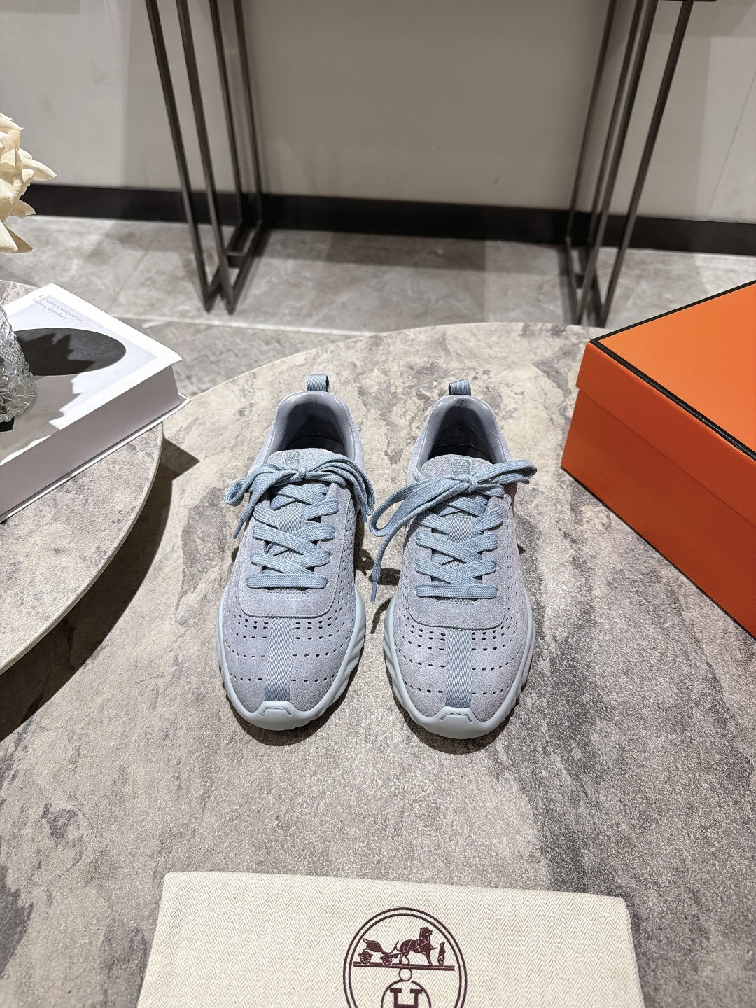NO:921677,Women, Hermès/Hermès 26WF new product Hollow casual couple sports shoes Hermès 26WF new product debut Hollow craftsmanship hides French romance The leather texture is exquisite and high-end The classic H mark is low-key to show taste The same style unlocks sweetness for couples Breathable uppers are suitable for spring and summer Light soles are super comfortable for walking Effortless to wear for daily commuting Can be worn with jeans and suits Black and white color will never go out of style Synonymous with low-key luxury Put a sense of relaxation on your feet  Couples turn heads when they go out. Hermès is a must-have item for girls. It is also very stylish for boys. A pair of shoes can suit all occasions. The perfect balance between texture and comfort. A classic worth collecting!  The fabric is made of original customized leather. The lining is made of breathable mesh. The original molded custom anti-slip outsole size35-39 (customized for women 40), casual shoes/sports shoes, hermes, hermes, sneakers, jeans, business suit19860909女, Hermès/爱马仕26WF新品 镂空休闲情侣款运动鞋 爱马仕26WF新品登场 镂空工艺藏法式浪漫 皮料质感细腻高级 经典H标低调显品味 情侣同款解锁甜蜜感 透气鞋面适配春夏 轻盈鞋底走路超舒服 日常通勤穿搭不费力 牛仔裤西装都能搭 黑白配色永不过时 低调奢华的代名词 把松弛感穿在脚上 情侣出街回头率拉满 爱马仕女孩必入单品 男生穿也超有格调 一双鞋承包所有场合 质感与舒适完美平衡 值得收藏的经典之作！ 面料采用原版定制皮料 内里踮脚均为透气网布 原版开模定制防滑大底 size35-39（女40定制）,休闲鞋/运动鞋,hermes,hermes,sneakers,jeans,business suit,Women's Shoes