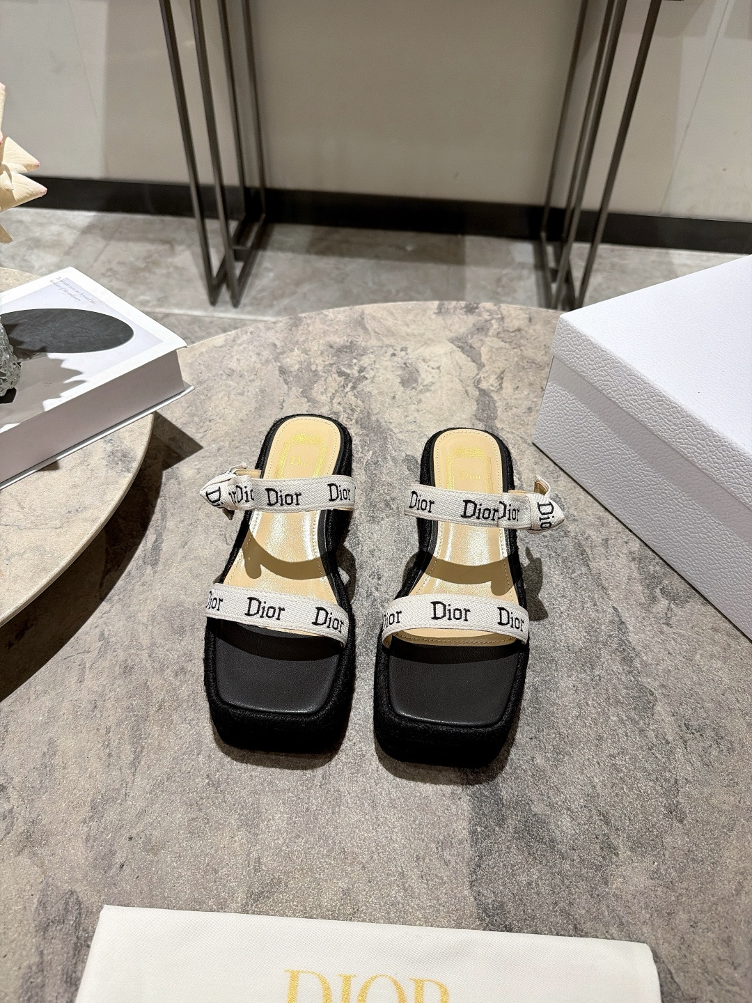 NO:921536,, Dior｜Dior’s new summer thick-soled platform sandals, the classic flying webbing logo is super recognizable!  The Chaizi Lehou water table increases height and slims down, and can be easily used for daily commuting or banquets. It is both fashionable and practical, and is a versatile artifact for exquisite girls!  Fabric leather with webbing, outsole with hemp rope edging, thick rubber foam sole, foot pads, sheepskin, code number 35-41 (40.41 customized), slippers, dior, dior, sandals, slippers, sheepskin19860909,Dior｜迪奥 夏季新款厚底水台凉鞋 经典飞织带标志超有辨识度！矮子乐厚水台增高显瘦,日常通勤或宴会都能轻松驾驭 时尚与实用兼备,是精致女孩的百搭神器！ 面料皮面加织带 大底麻绳包边厚橡胶发泡底 垫脚羊皮 码数35-41(40.41定做),拖鞋,dior,dior,sandals,slippers,sheepskin,Women's Shoes