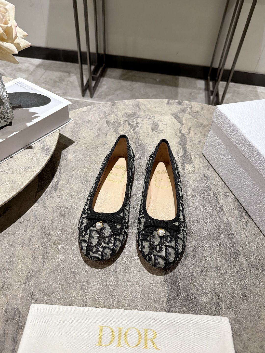 NO:921533,Single shoes, Dior 2026 new casual shoes, classic brand webbing and bow embellishment, low-key luxury, casual wear, 100% girly comfort, light, soft color, strong texture of leather fabric surface~ Add more vitality and beauty to your outfit~, the shoe shape is full of wrapping, soft and textured! Full of high-end feeling! Upper cowhide, lining imported sheepskin, sole original molded leather outsole  Size: 35-39 (34.40.41 customized), single shoes, dior, dior, cowhide, sheepskin, Leather soles19860909单鞋, Dior 迪奥 2026新款休闲鞋单鞋 经典品牌织带蝴蝶结点缀 低调奢华,随意穿搭 舒适度百分百少女感十足,轻便,颜色温柔,皮面织布面质感强~ 让你的穿搭更增加活力与美感~,鞋型包裹感十足,柔和而有质感!高级感满满! 鞋面牛皮 内里进口羊皮 鞋底原版开模真皮大底 Size:35-39(34.40.41定做),单鞋,dior,dior,cowhide,sheepskin,Leather soles,Women's Shoes