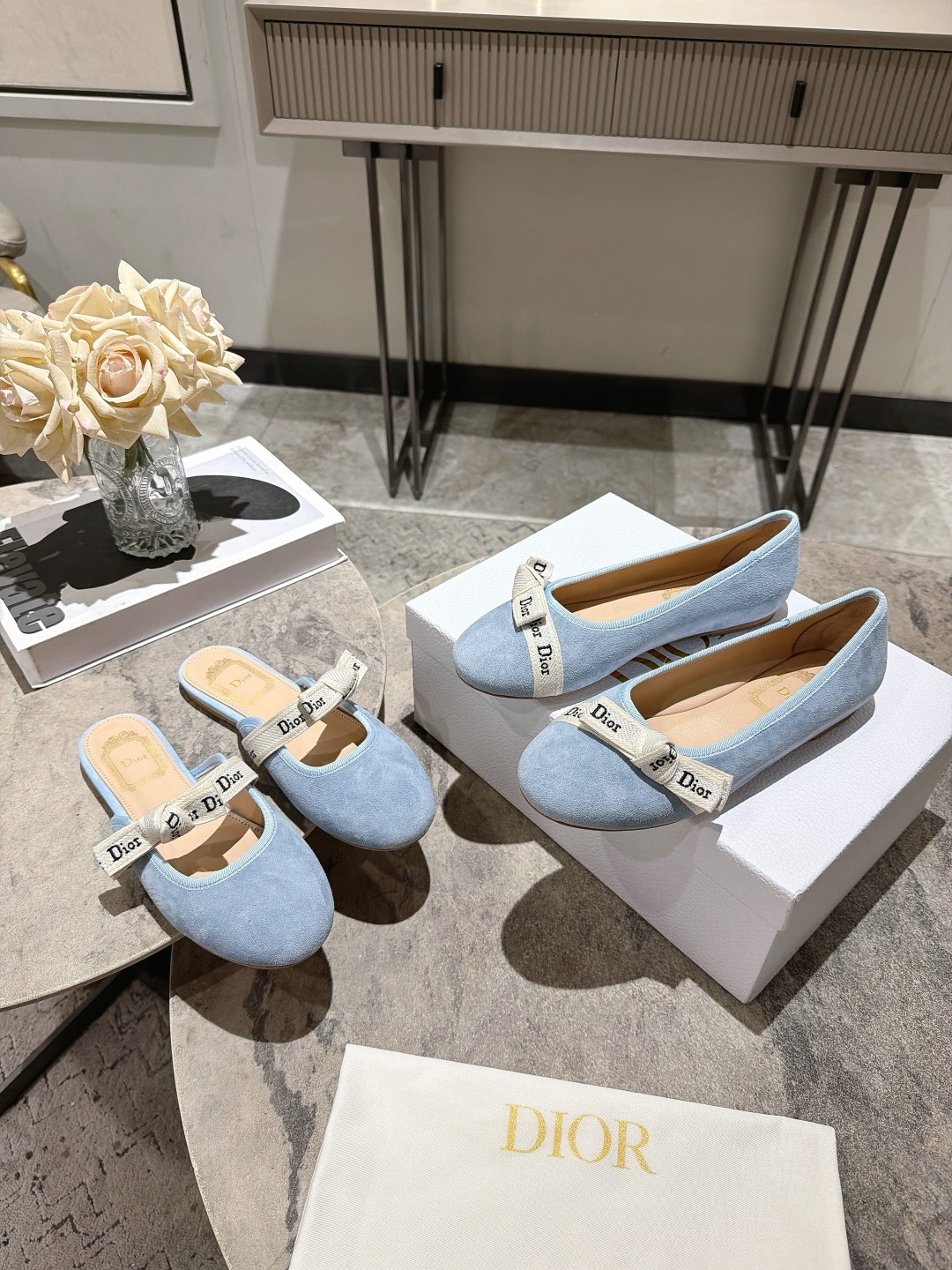 NO:921524,Half slippers, single shoes, Dior 2026 new casual shoes, classic brand webbing and bow embellishment, low-key luxury, casual wear, 100% girly comfort, light, soft color, strong texture of leather fabric surface~ Add more vitality and beauty to your outfit~, the shoe shape is full of wrapping, soft and textured! Full of high-end feeling! Upper cowhide, imported sheepskin lining, sole original open-molded leather outsole  Size: 35-39 (customized at 34.40.41), half slippers, dior, dior, cowhide, sheepskin, Leather soles19860909半拖, 单鞋, Dior 迪奥 2026新款休闲鞋单鞋 经典品牌织带蝴蝶结点缀 低调奢华,随意穿搭 舒适度百分百少女感十足,轻便,颜色温柔,皮面织布面质感强~ 让你的穿搭更增加活力与美感~,鞋型包裹感十足,柔和而有质感!高级感满满! 鞋面牛皮 内里进口羊皮 鞋底原版开模真皮大底 Size:35-39(34.40.41定做),半拖单鞋,dior,dior,cowhide,sheepskin,Leather soles,Women's Shoes