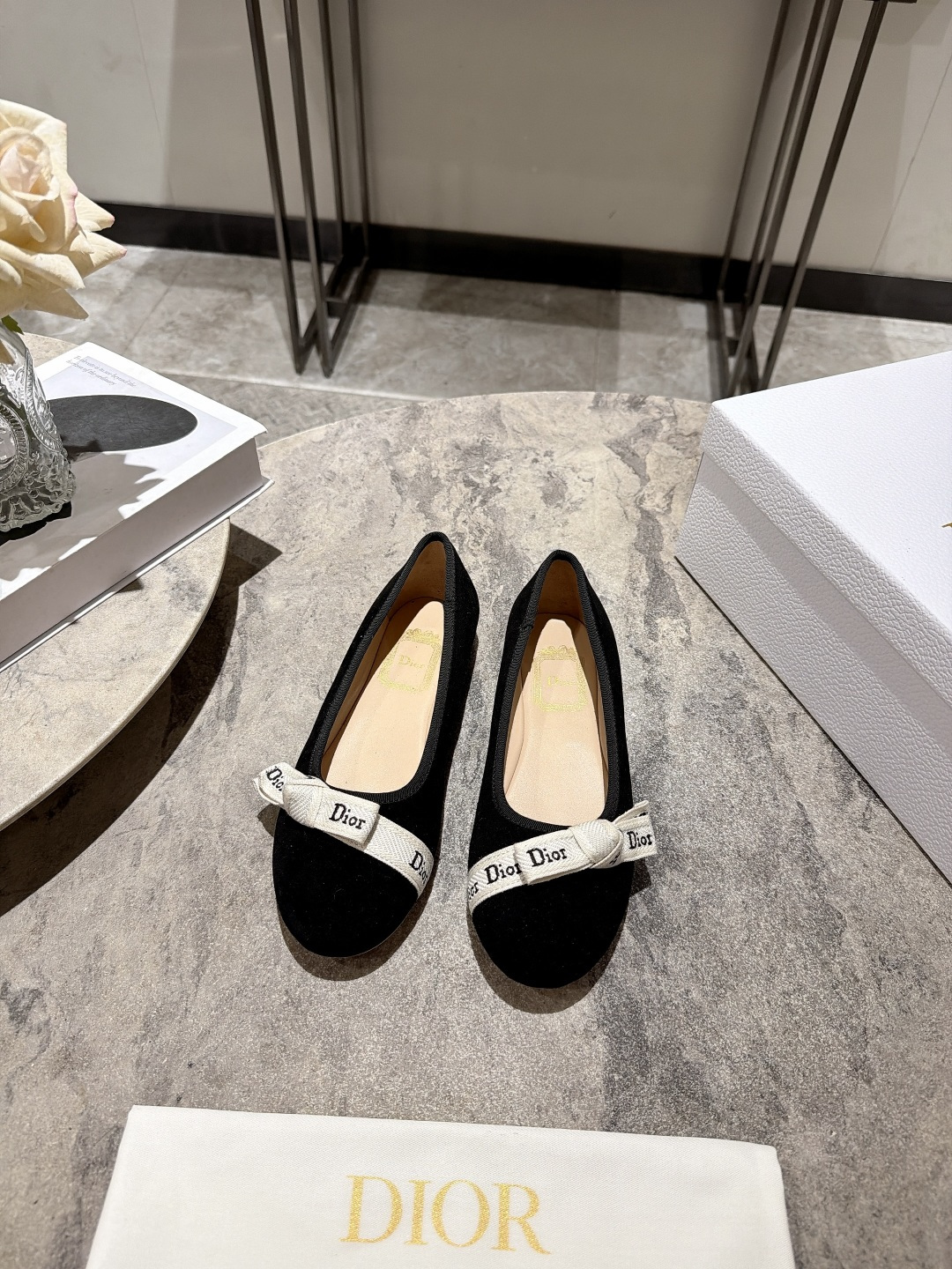 NO:921527,Single shoes, Dior 2026 new casual shoes, classic brand webbing and bow embellishment, low-key luxury, casual wear, 100% girly comfort, light, soft color, strong texture of leather fabric surface~ Add more vitality and beauty to your outfit~, the shoe shape is full of wrapping, soft and textured! Full of high-end feeling! Upper cowhide, lining imported sheepskin, sole original molded leather outsole  Size: 35-39 (customized at 34.40.41), half slippers, dior, dior, cowhide, sheepskin, Leather soles19860909单鞋, Dior 迪奥 2026新款休闲鞋单鞋 经典品牌织带蝴蝶结点缀 低调奢华,随意穿搭 舒适度百分百少女感十足,轻便,颜色温柔,皮面织布面质感强~ 让你的穿搭更增加活力与美感~,鞋型包裹感十足,柔和而有质感!高级感满满! 鞋面牛皮 内里进口羊皮 鞋底原版开模真皮大底 Size:35-39(34.40.41定做),半拖单鞋,dior,dior,cowhide,sheepskin,Leather soles,Women's Shoes