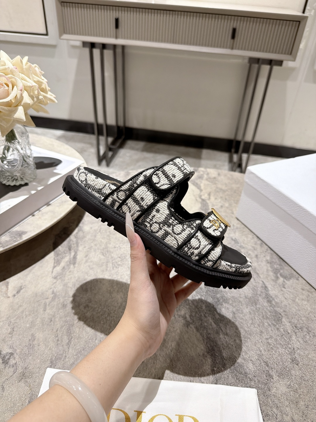 NO:921669,, Dior Dior's latest spring and summer slippers, with many celebrity Internet celebrities, the classic version design is embellished with Dior LOGO silk screen, super good-looking and versatile, very soft on the foot, original cloth upper, genuine open-molded TPU outsole, size 35-39. (40.41.42 custom-made), slippers and sandals, dior, dior, sandals, slippers19860909, Dior迪奥春夏最新款凉拖鞋、超多明星网红种草、经典的版型设计上迪奥LOGO丝印点缀、超好看超百搭、上脚非常柔软鞋面原版布面,内里布面、正品开模TPU大底 码数35-39.(40.41.42定做),拖鞋凉鞋,dior,dior,sandals,slippers,Women's Shoes
