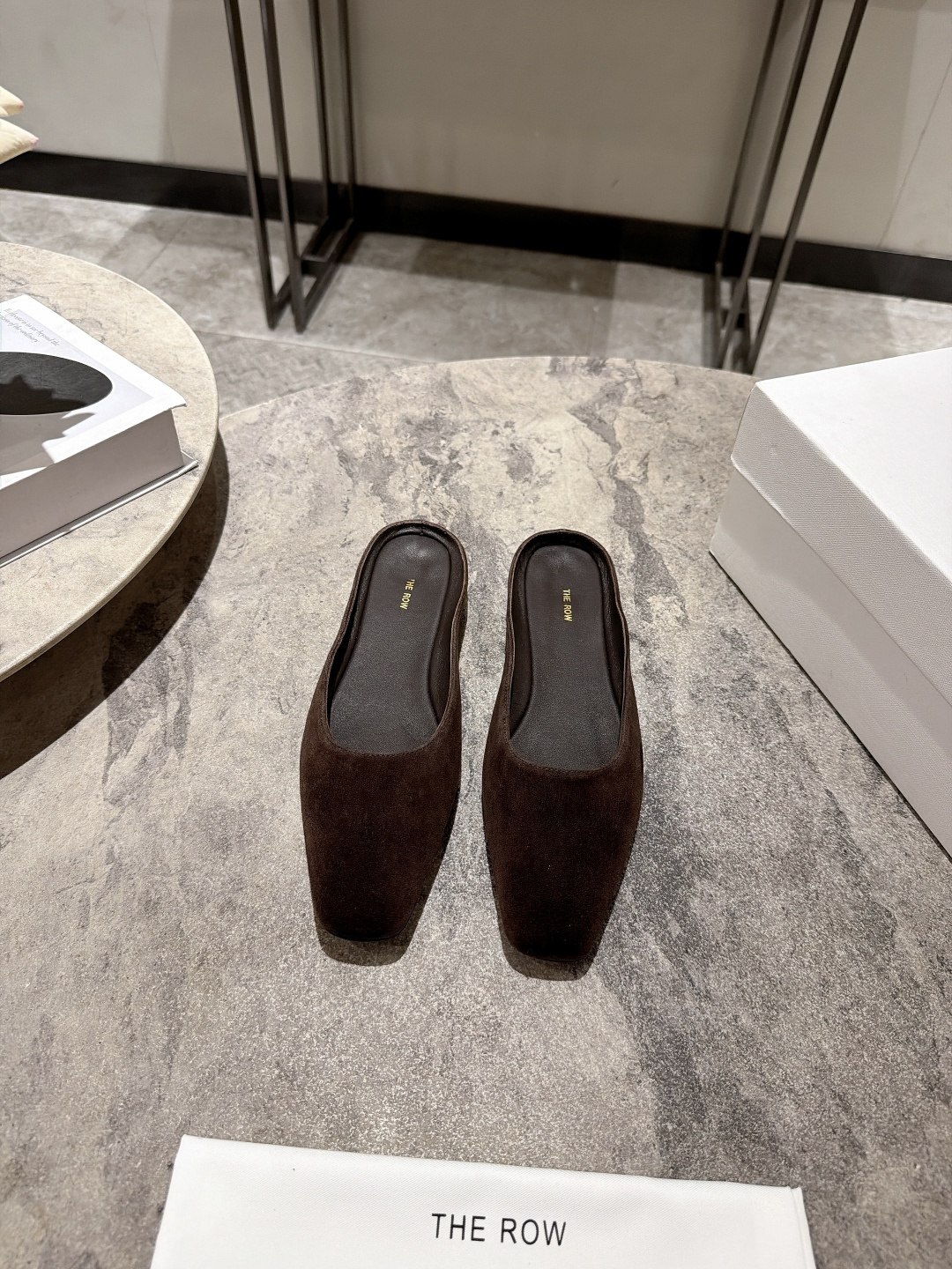 NO:921622,, THE ROW's new summer square-toe mules sandals are made of solid suede/sheep material, with a shallow opening and no heel, which is a typical slip-on design. The shoe design has no unnecessary decoration and relies on clean lines and high-quality leather. These square-toe shoes have an 'old money style' sense of relaxation. They are suitable for commuting with suit pants, and can also be paired with skirts to create a lazy temperament. They are comfortable and decent to wear barefoot or with invisible socks.  Two materials: sheepskin/velvet, sheepskin lining, genuine leather outsole, size 35-39 (40 customized), half drag, skirts, business suit, sheepskin, sheep19860909, THE ROW夏日新品方头穆勒鞋凉拖,采用了净色的绒面/羊京材质,鞋口浅且无后跟,属于典型的一脚蹬设计. 鞋履设计没有多余装饰,靠利落的线条和优质皮料取胜,这双方头鞋自带一种”老钱风”的松弛感. 既适合搭配西装裤通勤,也能搭配裙装打造慵懒气质,光脚穿或配隐形袜都很舒适体面. 羊京/ 丝绒两种材质 内里羊皮 大底真皮底 尺码35-39（40 定制）,半拖,skirts,business suit,sheepskin,sheep,Women's Shoes
