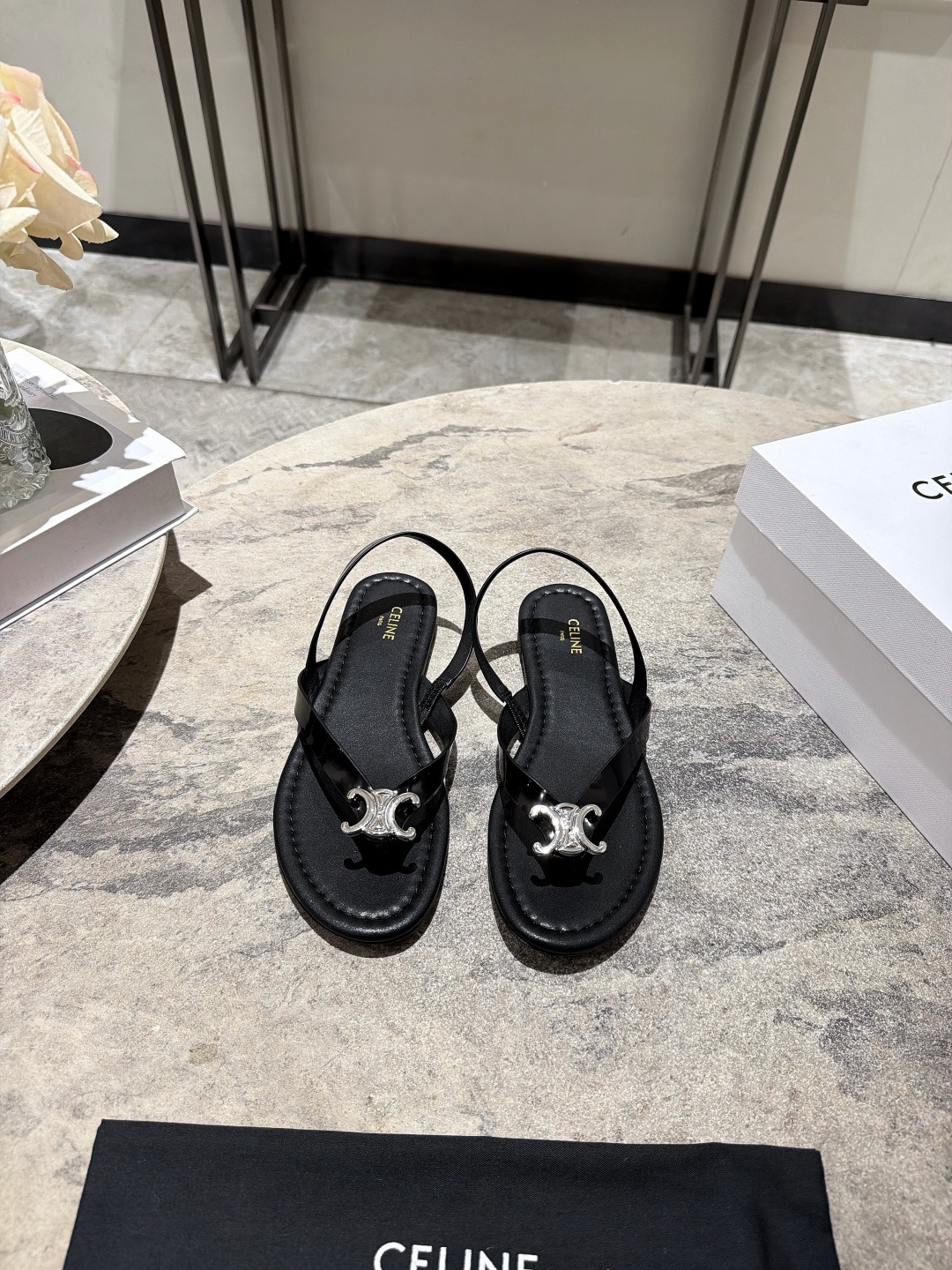 NO:921627,, CELINE's 26 new summer product Arc de Triomphe series thong flip-flop sandals adopt a minimalist flip-flop silhouette, and the core highlight is the silver metal double C buckle on the upper, which perfectly combines casual shoe style with high-end sense. This pair of shoes has a cool and high-end feel, the black model is cool and stylish, and the white model is refreshing and versatile, which is an 'effortlessly fashionable' item.  It is very suitable to be paired with a skirt to show French elegance, or paired with shorts/trousers to create a minimalist style. It can be easily held for daily outings, dates and even vacations. Upper cowhide, foot pads cowhide, lining sheepskin, genuine leather outsole Size 35-39 (customized for 40) Comes with original packaging, split-toe shoes, celine, sandals, skirts, shorts, cowhide, sheepskin, Leather soles19860909, CELINE思琳26夏日新品凯旋门系列夹趾人字拖凉鞋 采用极简的人字拖廓形,核心亮点在于鞋面的银色金属双C扣饰,将休闲鞋型与高级感完美结合.  这双鞋自带清冷高级感,黑色款酷飒有型,白色款清爽百搭,属于“毫不费力的时髦”单品.  非常适合搭配裙装展现法式优雅,或搭配短裤/长裤打造极简风,日常出街、约会甚至度假都能轻松hold住. 鞋面牛皮 垫脚牛皮 内里羊皮 真皮大底 码数35-39(40定做) 配原版一致包装,分趾鞋,celine,sandals,skirts,shorts,cowhide,sheepskin,Leather soles,Women's Shoes