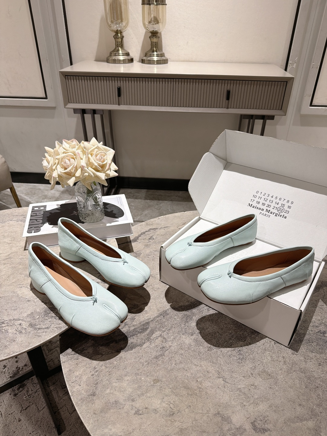 NO:921551,The flat-soled, mid-heel, purchasing-grade version of Maison Margiela's MM6 Tabi split-toe ballet shoes is one of its iconic items. It combines design and comfort and is a highly sought-after 'niche hit' in the fashion circle. It is painted in bright red, with an eye-catching color and strong gloss. It is paired with a classic shallow-mouth ballet shoe shape, which is in line with the highly recognizable colors such as 'Benming Red' and 'Facai Red' launched by the brand in recent years.  The upper foot is not constrained by routine, you can be yourself as you like~ The upper foot is super soft and comfortable. The upper is imported cow nubuck, the lining is cowhide, the heel is high and flat, the mid-heel is 3CM, the outsole is original Italian double-layer leather sole, Size35-39 (customized at 40.41.42), comes with a full set of original airplane box packaging, split-toe shoes, masion margiela, masion margiela, cowhide19860909平底, 中跟, 代购级版本 Maison Margiela 马吉拉 MM6 的 Tabi 分趾芭蕾舞单鞋,属于其标志性单品,兼具设计感与舒适度,是时尚圈备受追捧的“小众爆款”. 鲜红色淋漆工艺,色泽抢眼、光泽感强,搭配经典浅口芭蕾舞鞋型,符合品牌近年来推出的“本命红”和“发财红”等高辨识度配色. 上脚不被常规所拘束,随心所欲做自己～上脚超级柔软舒适 鞋面进口牛磨砂 内里牛皮 跟高平底 中跟3CM 大底原版意大利双层真皮底 Size35-39（40.41.42定做） 配全套原版飞机盒包装,分趾鞋,masion margiela,masion margiela,cowhide,Women's Shoes