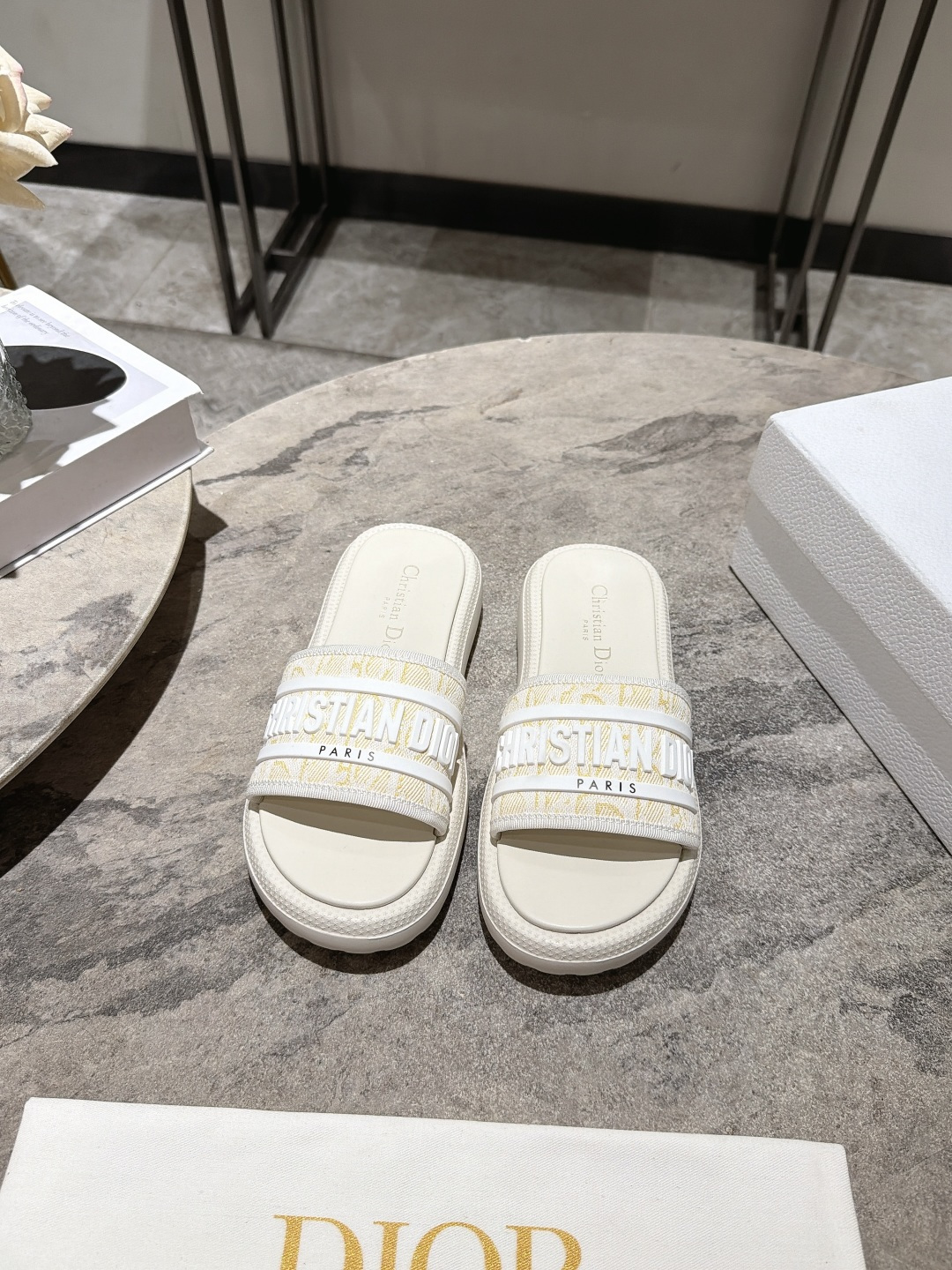 NO:921628,Dior 26ss Dior's new 3D three-dimensional glue letter slippers, a must-have item for summer beach vacations, minimalist style, light and comfortable, original molded vacuum foam soles, super fit to the foot, kpu material upper, three-dimensional 3D feel, size 35-39 (customized at 40.41.42), slippers, dior, dior, slippers19860909Dior 26ss迪奥新款3D立体滴胶字母拖鞋 夏日沙滩度假必备单品 极简风格轻便舒适 鞋底原版开模抽真空发泡底 超贴合脚感 鞋面kpu材质立体3D感 size35-39（40.41.42定做）,拖鞋,dior,dior,slippers,Women's Shoes