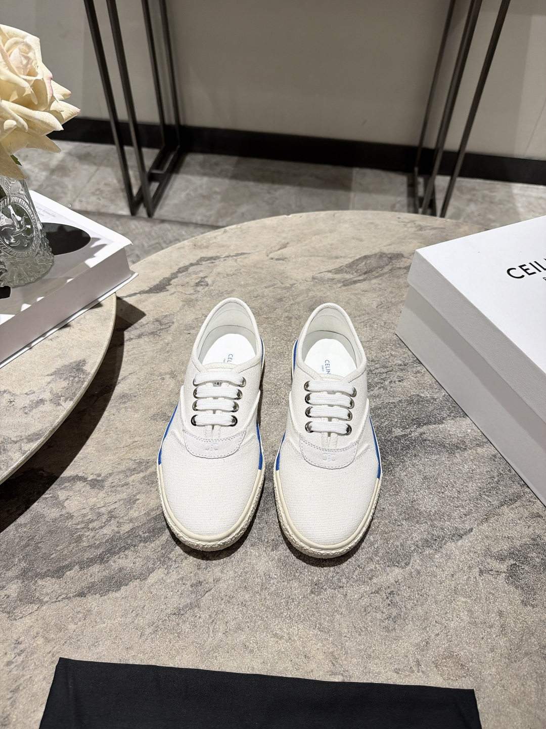 NO:921614,, CELINE ALAN 26 spring and summer retro series casual canvas shoes are made of specially made cotton canvas, which has a crisp and stylish texture, but does not feel stuffy on the feet and has good breathability. The lining, tongue, insole and even the inside of the toe are covered with soft lambskin, which has a delicate touch and greatly improves the comfort of wearing. The Arc de Triomphe rubber patch on the side of the shoe  It is the finishing touch and is very recognizable. There are clear CELINE letter prints on the tongue and heel, and the details are well handled. The toe is a wide round toe design, leaving plenty of space for the toes without crowding the feet, and is very friendly to people with wide feet. The joints on the side of the shoe body are stitched, which is not only strong and durable, but also increases the layering of the shoe.  Whether worn with jeans, a suit or a dress, it can be easily worn, allowing you to look effortlessly fashionable in commuting, daily life or traveling. Special canvas upper, sheepskin lining, rubber outsole, size 35-41 (40.41 custom-made, non-returnable), casual shoes/sports shoes, celine, sneakers, skirts, jeans, business suit, sheepskin19860909, CELINE ALAN思琳26春夏复古系列休闲帆布鞋 采用的是特制的全棉帆布,质感挺括有型,但上脚并不会感觉闷热,透气性不错.鞋内里、鞋舌、鞋垫甚至鞋头内部都包裹着柔软的小羊皮,触感细腻,大大提升了穿着的舒适度.鞋侧的 凯旋门橡胶贴饰 是点睛之笔,非常有辨识度.鞋舌和后跟处都有清晰的CELINE字母印花,细节处理得很到位.鞋头是偏宽的圆头设计,给脚趾留出了充足的空间,不挤脚,对脚型宽的人很友好.鞋身侧面的连接处采用缝线工艺,不仅结实耐穿,也增加了鞋子的层次感 无论是搭配牛仔裤、西装还是连衣裙,它都能轻松驾驭,让你在通勤、日常或旅行中,都能穿出毫不费力的时髦感. 鞋面特制帆布 内里羊皮 大底橡胶大底 size35-41码(40.41定做不退换),休闲鞋/运动鞋,celine,sneakers,skirts,jeans,business suit,sheepskin,Women's Shoes