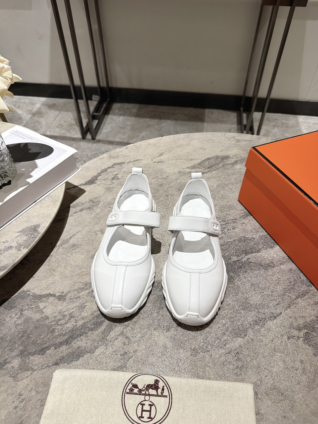 NO:921624,, Hermè* Hermès 26ss spring and summer new classic Velcro Mary Jane casual shoes slip-on shoes  It adopts a Mary Jane structure and is paired with a thick-soled sports sole, which combines retro elegance and modern comfort. The upper is made of suede or calf leather, showing a matte high-end feel, and is visually very gentle and white. The instep is equipped with a Velcro or buckle design, which is easy to put on and take off and can adjust the elasticity. It is very friendly to sisters with wide insteps and thick insteps. The wavy thick-soled design not only increases the height but also ensures walking comfort, making walking as smooth as walking on the ground.  Pair it with white socks to create a retro sweetheart style, and pair it with a skirt or casual pants to easily create an ins-style blockbuster look. Suitable for daily commuting, shopping, or casual occasions, it shows temperament without losing liveliness, and is a single product that enhances the sophistication of the overall look. Upper cowhide/cow suede, lining sheepskin, original private model outsole, size: 35-39 (40.41 custom-made), with original packaging, Mary Jane, hermes, hermes, mary  jane,sneakers,skirts,cowhide,sheepskin,socks19860909, Hermè*爱马仕26ss春夏新品经典的魔术贴玛丽珍休闲鞋一脚蹬单鞋 采用玛丽珍结构,搭配厚底运动鞋底,融合了复古优雅与现代舒适感.鞋面为绒面或小牛皮材质,呈现哑光高级感,视觉上非常温柔显白.脚背处配有魔术贴或扣带设计,方便穿脱且可调节松紧,对宽脚背厚的姐妹非常友好.波浪形厚底设计,既增加了身高又保证了行走的舒适度,走路如履平地. 搭配白袜子可打造复古甜心风,搭配裙装或休闲裤都能轻松营造ins风大片感.适合日常通勤、逛街或休闲场合,既显气质又不失活泼感,是提升整体造型精致度的单品. 鞋面牛皮/牛反绒 内里羊皮 原版私模大底 码数:35-39(40.41定做) 配原版一致包装,玛丽珍,hermes,hermes,mary jane,sneakers,skirts,cowhide,sheepskin,socks,Women's Shoes