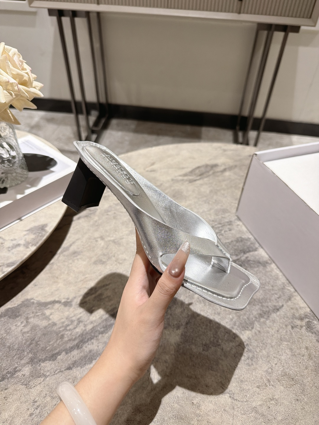 NO:921568,, Maison Margiela 26ss new summer square-toe high-heeled flip-flops are square-toe flip-flops with a relaxed and high-end atmosphere. The neat square-toe outline is matched with a simple flip-flop strap design. The shoe body has smooth and neat lines. The iconic wide-sided square toe design weakens the presence of the foot. The open-top sandal design is easy to put on and take off without restraint.  Suitable for all kinds of spring and summer colors regardless of skin color, taking into account both casual and relaxed appearance and practical wearability in spring and summer. If you want a pair of sandals that have a high-end atmosphere and are versatile and durable, this square-toe flip-flops series is a must-have and versatile item in spring and summer. The upper is cowhide, the lining is cowhide, and the outsole is original molded outsole. Sizes 35-41 (customized sizes 40 and 41 are not returnable)  Heel height 5.5cm, split-toe shoes, slippers, cowhide19860909, Maison Margiela26ss夏季新款方头高跟夹趾人字拖 自带松弛高级氛围感的方头夹趾人字拖,利落的方头轮廓搭配简约夹趾人字带设计,鞋身线条流畅利落,标志性的宽边方头设计弱化脚面存在感,敞口凉拖设计穿脱便捷无束缚. 适配各类春夏色系穿搭不挑肤色,兼顾随性松弛颜值与春夏实穿性,想要一双兼顾高级氛围感、百搭耐穿的凉拖鞋款,这款方头夹趾人字拖系列是春夏刚需百搭单品. 鞋面牛皮 内里牛皮 大底原版开模大底 size35-41码（40、41码定制不退换） 跟高5.5cm,分趾鞋,slippers,cowhide,Women's Shoes