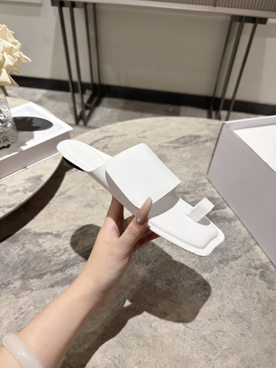 NO:921571,, Maison Margiela 26ss new summer square-toe high-heeled flip-flops are square-toe flip-flops with a relaxed and high-end atmosphere. The neat square-toe outline is matched with a simple flip-flop strap design. The shoe body has smooth and neat lines. The iconic wide-sided square toe design weakens the presence of the foot. The open-top sandal design is easy to put on and take off without restraint.  Suitable for all kinds of spring and summer colors regardless of skin color, taking into account the casual and relaxed appearance and the practicality of spring and summer. If you want a pair of sandals that have a high-end atmosphere and are versatile and durable, this square-toe flip-flops series is a must-have versatile item in spring and summer. Upper cowhide leather lining cowhide outsole original molded outsole size 35-41 (customized sizes 40 and 41 are not returnable), split-toe shoes, slippers, cowhide19860909, Maison Margiela26ss夏季新款方头高跟夹趾人字拖 自带松弛高级氛围感的方头夹趾人字拖,利落的方头轮廓搭配简约夹趾人字带设计,鞋身线条流畅利落,标志性的宽边方头设计弱化脚面存在感,敞口凉拖设计穿脱便捷无束缚. 适配各类春夏色系穿搭不挑肤色,兼顾随性松弛颜值与春夏实穿性,想要一双兼顾高级氛围感、百搭耐穿的凉拖鞋款,这款方头夹趾人字拖系列是春夏刚需百搭单品. 鞋面牛皮 内里牛皮 大底原版开模大底 size35-41码（40、41码定制不退换）,分趾鞋,slippers,cowhide,Women's Shoes