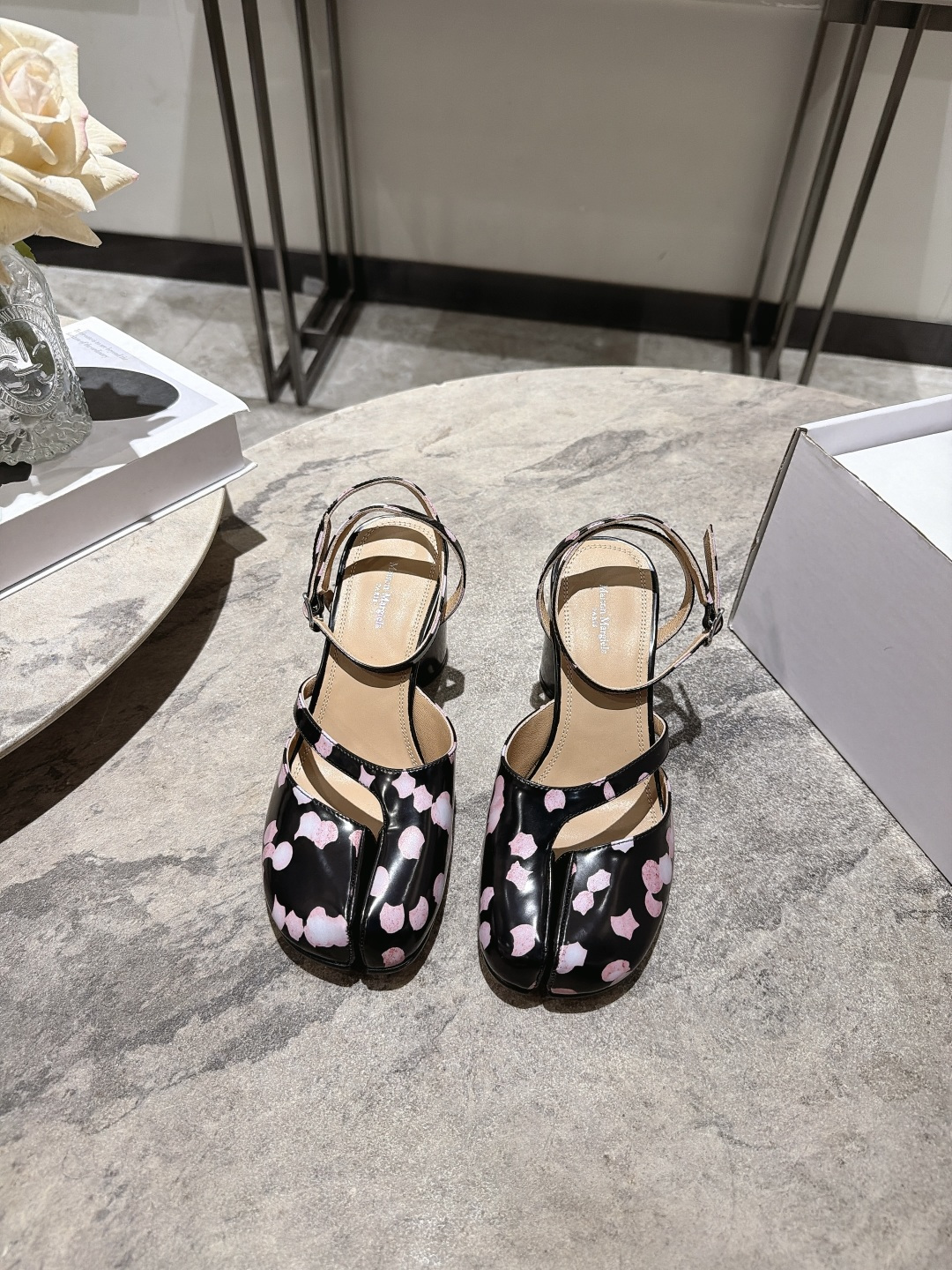 NO:921637,, Maison Margiela 26ss new summer printed split-toe shoes. Cherry blossom print split-toe shoes with a soft spring atmosphere. The neat split-toe outline is matched with soft pink cherry blossom blooming print. The upper is made of glossy texture. The body lines are smooth and neat. The iconic split-toe cut breaks the conventional shoe design. The loose shoe compartment does not crowd the foot. The low-flat shoe shape takes into account walking comfort and daily adaptability. It is designed to be easy to put on and take off without restraint.  The upper foot feels soothing and pressure-free. The flat-soled shoe shape evenly distributes the stress on the sole of the foot. The feet are not easy to be sore after walking for a long time. The rounded toe cap accommodates wide feet without squeezing the toes. The inside of the shoe compartment is smooth and skin-friendly without rubbing the toes. The split-toe cut fits the line of the foot without getting stuck on the skin. It is breathable and not sweaty when worn for a long time in spring and summer. Cowhide upper, cowhide lining, genuine leather outsole, size 35-42 (40.41.42 size customization is not returnable)  Heel height 7.5cm, split-toe shoes, flats, cowhide, Leather soles19860909, Maison Margiela 26ss夏季新款印花分趾鞋 自带春日柔飒氛围感的樱花印花分趾鞋,利落的分趾轮廓搭配柔粉樱花晕染印花,鞋面采用亮面质感打造,鞋身线条流畅利落,标志性分趾剪裁打破常规鞋型设计,宽松鞋仓不挤脚面,低平鞋型兼顾行走舒适度与日常适配度,设计穿脱便捷无束缚. 上脚脚感舒缓无压力,平底鞋型均匀分散足底受力,久走久站双脚不易酸胀,圆润鞋头包容宽脚肉脚不挤趾尖,鞋仓内里顺滑亲肤不磨脚面,分趾剪裁贴合足部线条不卡皮肤,春夏久穿透气不闷汗. 鞋面牛皮 内里牛皮 大底真皮大底 size35-42码（40.41.42码定制不退换） 跟高7.5cm,分趾鞋,flats,cowhide,Leather soles,Women's Shoes