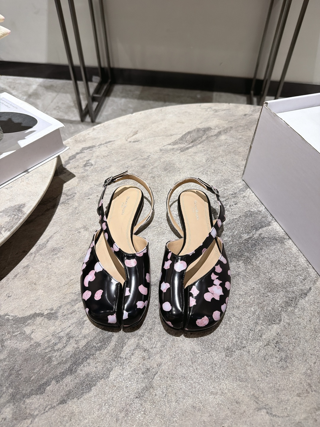 NO:921605,, Maison Margiela 26ss new summer printed split-toe shoes. Cherry blossom print split-toe shoes with a soft spring atmosphere. The neat split-toe outline is matched with soft pink cherry blossom blooming print. The upper is made of glossy texture. The body lines are smooth and neat. The iconic split-toe cut breaks the conventional shoe design. The loose shoe compartment does not crowd the foot. The low-flat shoe shape takes into account walking comfort and daily adaptability. It is designed to be easy to put on and take off without restraint.  The upper foot feels soothing and pressure-free. The flat-soled shoe shape evenly distributes the force on the sole of the foot, so the feet are not easily sore and swollen after walking and standing for a long time. The round toe box accommodates wide feet without squeezing the toes. The inside of the shoe compartment is smooth and skin-friendly without rubbing the toe. The split-toe cut fits the line of the foot without getting stuck in the skin. It can be worn for a long time in spring and summer and is breathable without sweating. Upper cowhide leather lining cowhide leather outsole Genuine leather outsole  size 35-42 (40.41.42 sizes are customized and non-returnable), split-toe shoes, flats, cowhide, Leather soles19860909, Maison Margiela 26ss夏季新款印花分趾鞋 自带春日柔飒氛围感的樱花印花分趾鞋,利落的分趾轮廓搭配柔粉樱花晕染印花,鞋面采用亮面质感打造,鞋身线条流畅利落,标志性分趾剪裁打破常规鞋型设计,宽松鞋仓不挤脚面,低平鞋型兼顾行走舒适度与日常适配度,设计穿脱便捷无束缚. 上脚脚感舒缓无压力,平底鞋型均匀分散足底受力,久走久站双脚不易酸胀,圆润鞋头包容宽脚肉脚不挤趾尖,鞋仓内里顺滑亲肤不磨脚面,分趾剪裁贴合足部线条不卡皮肤,春夏久穿透气不闷汗. 鞋面牛皮 内里牛皮 大底真皮大底 size35-42码（40.41.42码定制不退换）,分趾鞋,flats,cowhide,Leather soles,Women's Shoes