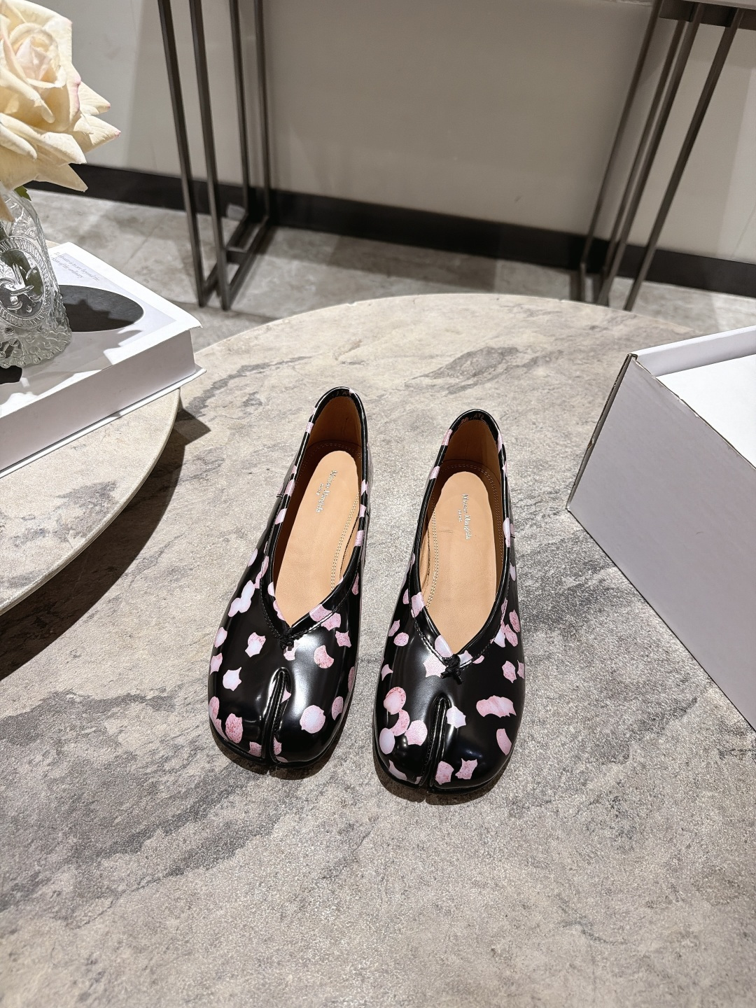 NO:921607,, Maison Margiela 26ss new summer printed split-toe shoes. Cherry blossom print split-toe shoes with a soft spring atmosphere. The neat split-toe outline is matched with soft pink cherry blossom blooming print. The upper is made of glossy texture. The body lines are smooth and neat. The iconic split-toe cut breaks the conventional shoe design. The loose shoe compartment does not crowd the foot. The low-flat shoe shape takes into account walking comfort and daily adaptability. It is designed to be easy to put on and take off without restraint.  The upper foot feels soothing and pressure-free. The flat-soled shoe shape evenly distributes the stress on the sole of the foot. The feet are not easy to be sore after walking for a long time. The rounded toe cap accommodates wide feet without squeezing the toes. The inside of the shoe compartment is smooth and skin-friendly without rubbing the toes. The split-toe cut fits the line of the foot without getting stuck on the skin. It is breathable and not sweaty when worn for a long time in spring and summer. Cowhide upper, cowhide lining, genuine leather outsole, size 35-42 (40.41.42 size customization is not returnable)  Heel height 3.5cm, split-toe shoes, flats, cowhide, Leather soles19860909, Maison Margiela 26ss夏季新款印花分趾鞋 自带春日柔飒氛围感的樱花印花分趾鞋,利落的分趾轮廓搭配柔粉樱花晕染印花,鞋面采用亮面质感打造,鞋身线条流畅利落,标志性分趾剪裁打破常规鞋型设计,宽松鞋仓不挤脚面,低平鞋型兼顾行走舒适度与日常适配度,设计穿脱便捷无束缚. 上脚脚感舒缓无压力,平底鞋型均匀分散足底受力,久走久站双脚不易酸胀,圆润鞋头包容宽脚肉脚不挤趾尖,鞋仓内里顺滑亲肤不磨脚面,分趾剪裁贴合足部线条不卡皮肤,春夏久穿透气不闷汗. 鞋面牛皮 内里牛皮 大底真皮大底 size35-42码（40.41.42码定制不退换） 跟高3.5cm,分趾鞋,flats,cowhide,Leather soles,Women's Shoes