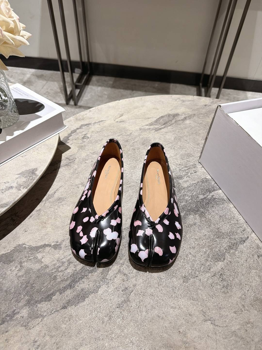 NO:921610,, Maison Margiela 26ss new summer printed split-toe shoes. Cherry blossom print split-toe shoes with a soft spring atmosphere. The neat split-toe outline is matched with soft pink cherry blossom blooming print. The upper is made of glossy texture. The body lines are smooth and neat. The iconic split-toe cut breaks the conventional shoe design. The loose shoe compartment does not crowd the foot. The low-flat shoe shape takes into account walking comfort and daily adaptability. It is designed to be easy to put on and take off without restraint.  The upper foot feels soothing and pressure-free. The flat-soled shoe shape evenly distributes the force on the sole of the foot, so the feet are not easily sore and swollen after walking and standing for a long time. The round toe box accommodates wide feet without squeezing the toes. The inside of the shoe compartment is smooth and skin-friendly without rubbing the toe. The split-toe cut fits the line of the foot without getting stuck in the skin. It can be worn for a long time in spring and summer and is breathable without sweating. Upper cowhide leather lining cowhide leather outsole Genuine leather outsole  size 35-42 (40.41.42 sizes are customized and non-returnable), split-toe shoes, flats, cowhide, Leather soles19860909, Maison Margiela 26ss夏季新款印花分趾鞋 自带春日柔飒氛围感的樱花印花分趾鞋,利落的分趾轮廓搭配柔粉樱花晕染印花,鞋面采用亮面质感打造,鞋身线条流畅利落,标志性分趾剪裁打破常规鞋型设计,宽松鞋仓不挤脚面,低平鞋型兼顾行走舒适度与日常适配度,设计穿脱便捷无束缚. 上脚脚感舒缓无压力,平底鞋型均匀分散足底受力,久走久站双脚不易酸胀,圆润鞋头包容宽脚肉脚不挤趾尖,鞋仓内里顺滑亲肤不磨脚面,分趾剪裁贴合足部线条不卡皮肤,春夏久穿透气不闷汗. 鞋面牛皮 内里牛皮 大底真皮大底 size35-42码（40.41.42码定制不退换）,分趾鞋,flats,cowhide,Leather soles,Women's Shoes