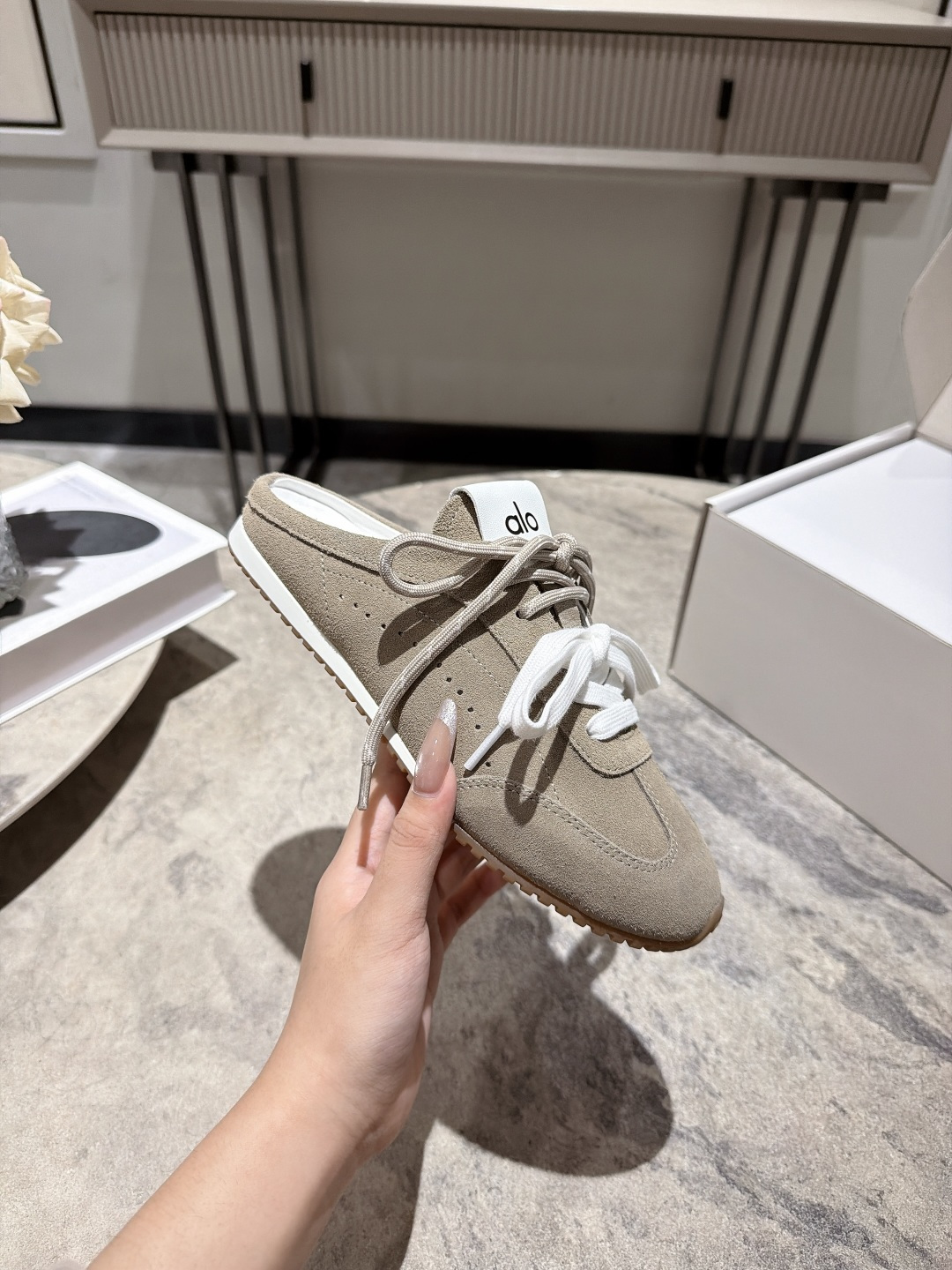 NO:921564,Top quality, AlO 26ss summer new Dexun sneakers half slippers  The design continues the classic lines of Dexun shoes, and has been modified for lazy people without a heel. The shoe body is made of fine anti-velvet material, which is soft and skin-friendly. The anti-collision edging of the toe and smooth splicing routing take into account the retro feel and durability. It has a 3.5cm inner height increase, which is suitable for small people with their eyes closed. The double shoelace design is both decorative and can be adjusted according to the foot shape, saying goodbye to the monotony of ordinary half-flop.  In terms of foot feel, it is completely comfortable. The inside of the shoe is a soft and waxy insole, which is soft and elastic but does not collapse. It will not tire your feet after walking for a long time. The half-drag design does not require tying shoelaces, and it is very convenient to put on and take off. The upper is suede, and the lining is sheepskin. The outsole is rubber. Sizes 35-40 (customized sizes 40 are not returnable), casual shoes/sports shoes, sneakers, sheepskin19860909顶级品质, AlO 26ss 夏季新款德训运动鞋半拖 设计上延续了德训鞋的经典线条,做了无后跟半拖的懒人改良,鞋身采用细腻的反绒材质,触感柔软亲肤,鞋头的防撞包边和流畅的拼接走线,兼顾了复古感和耐用性.带有3.5cm内增高,小个子闭眼入,双鞋带的设计既是装饰也能根据脚型调整松紧,告别普通半拖的单调感. 脚感方面完全踩在舒适点上,鞋内是软糯的鞋垫,软弹又不塌底,走路久了也不会累脚,半拖的设计不用系鞋带,穿脱超方便. 鞋面牛反绒 内里羊皮 大底橡胶大底 size35-40码（40码定制不退换）,休闲鞋/运动鞋,sneakers,sheepskin,Women's Shoes