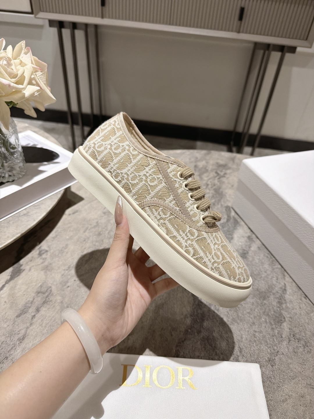 NO:921575,Dior's 2026 spring/summer pair of Saltwind canvas shoes will make you feel like a god when you put them on. The interior is so soft that it feels like stepping on clouds, so you won't feel tired after walking all day long. The low-saturated haze gray and lucky colors are more stain-resistant than white shoes and more layered than black shoes. Pair them with light blue jeans to straighten out the sense of relaxation. They are suitable for all scenes of commuting, dating, and afternoon tea. Dior's tongue  The logo is low-key and unobtrusive, and the shoe shape is just the right wide last, which is super friendly to people with wide feet. The 3.5cm height increase is completely invisible. The fabric is original customized letter electric embroidered pattern canvas, the inner is customized canvas, the base material is original customized rubber, the size is 35-39 (40.41 customization is not returnable), casual shoes/sports shoes, dior, sneakers, jeans19860909Dior2026春夏这双Saltwind帆布鞋,穿上直接封神 内里软到像踩云,暴走一天也不累 低饱和的雾霾灰和幸运色比小白鞋耐脏,比黑鞋有层次,搭配浅蓝牛仔裤直接把松弛感拉满,通勤/约会/下午茶全场景适配. 鞋舌的Dior Logo低调不张扬,鞋型是恰到好处的宽楦,对宽脚星人超级友好,悄悄增高3.5cm还完全看不出. 面料原版定制字母电绣图案帆布 内定制帆布 底材原版定制橡胶 码数35-39（40.41定制不退换）,休闲鞋/运动鞋,dior,sneakers,jeans,Women's Shoes