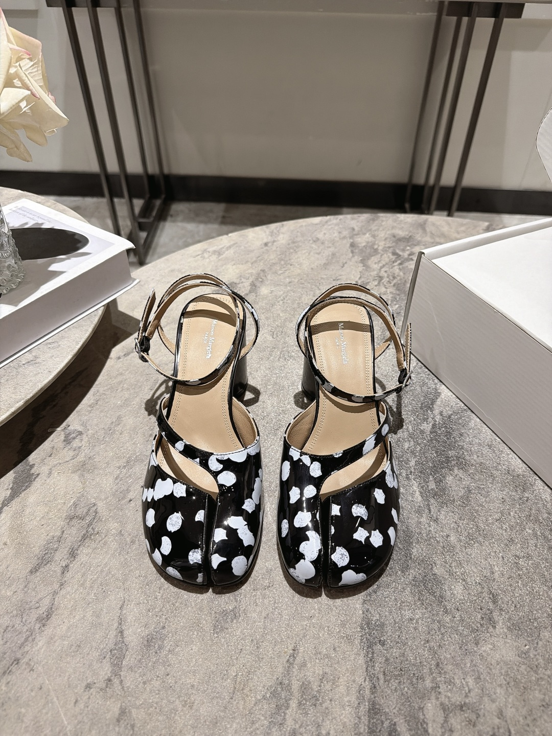 NO:921579,, Maison Margiela 26ss new summer printed split-toe shoes. Cherry blossom print split-toe shoes with a soft spring atmosphere. The neat split-toe outline is matched with soft pink cherry blossom blooming print. The upper is made of glossy texture. The body lines are smooth and neat. The iconic split-toe cut breaks the conventional shoe design. The loose shoe compartment does not crowd the foot. The low-flat shoe shape takes into account walking comfort and daily adaptability. It is designed to be easy to put on and take off without restraint.  The upper foot feels soothing and pressure-free. The flat-soled shoe shape evenly distributes the stress on the sole of the foot. The feet are not easy to be sore after walking for a long time. The rounded toe cap accommodates wide feet without squeezing the toes. The inside of the shoe compartment is smooth and skin-friendly without rubbing the toes. The split-toe cut fits the line of the foot without getting stuck on the skin. It is breathable and not sweaty when worn for a long time in spring and summer. Cowhide upper, cowhide lining, genuine leather outsole, size 35-42 (40.41.42 size customization is not returnable)  Heel height 7.5cm, split-toe shoes, flats, cowhide, Leather soles19860909, Maison Margiela 26ss夏季新款印花分趾鞋 自带春日柔飒氛围感的樱花印花分趾鞋,利落的分趾轮廓搭配柔粉樱花晕染印花,鞋面采用亮面质感打造,鞋身线条流畅利落,标志性分趾剪裁打破常规鞋型设计,宽松鞋仓不挤脚面,低平鞋型兼顾行走舒适度与日常适配度,设计穿脱便捷无束缚. 上脚脚感舒缓无压力,平底鞋型均匀分散足底受力,久走久站双脚不易酸胀,圆润鞋头包容宽脚肉脚不挤趾尖,鞋仓内里顺滑亲肤不磨脚面,分趾剪裁贴合足部线条不卡皮肤,春夏久穿透气不闷汗. 鞋面牛皮 内里牛皮 大底真皮大底 size35-42码（40.41.42码定制不退换） 跟高7.5cm,分趾鞋,flats,cowhide,Leather soles,Women's Shoes