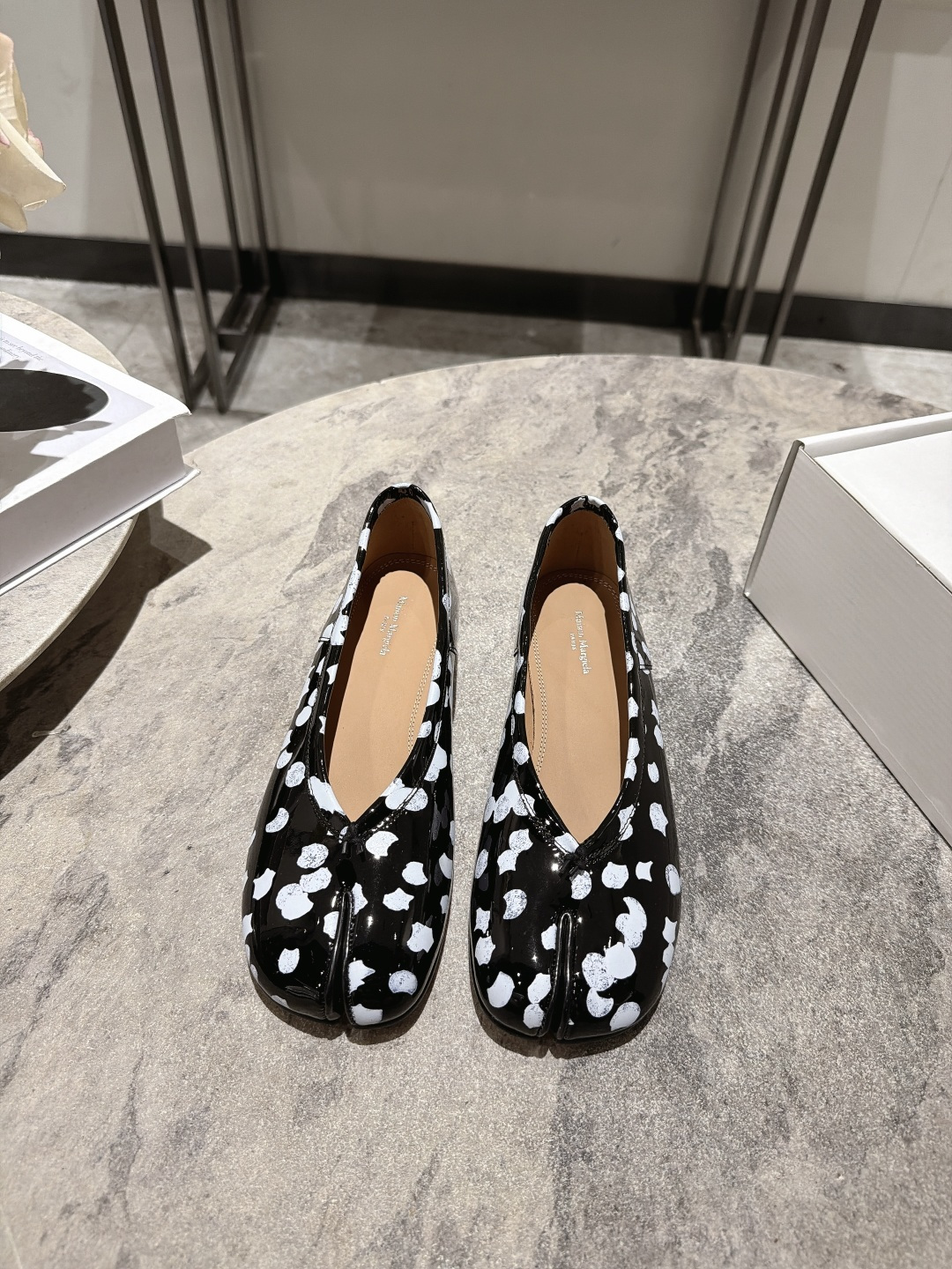 NO:921584,, Maison Margiela 26ss new summer printed split-toe shoes. Cherry blossom print split-toe shoes with a soft spring atmosphere. The neat split-toe outline is matched with soft pink cherry blossom blooming print. The upper is made of glossy texture. The body lines are smooth and neat. The iconic split-toe cut breaks the conventional shoe design. The loose shoe compartment does not crowd the foot. The low-flat shoe shape takes into account walking comfort and daily adaptability. It is designed to be easy to put on and take off without restraint.  The upper foot feels soothing and pressure-free. The flat-soled shoe shape evenly distributes the stress on the sole of the foot. The feet are not easy to be sore after walking for a long time. The rounded toe cap accommodates wide feet without squeezing the toes. The inside of the shoe compartment is smooth and skin-friendly without rubbing the toes. The split-toe cut fits the line of the foot without getting stuck on the skin. It is breathable and not sweaty when worn for a long time in spring and summer. Cowhide upper, cowhide lining, genuine leather outsole, size 35-42 (40.41.42 size customization is not returnable)  Heel height 3.5cm, split-toe shoes, flats, cowhide, Leather soles19860909, Maison Margiela 26ss夏季新款印花分趾鞋 自带春日柔飒氛围感的樱花印花分趾鞋,利落的分趾轮廓搭配柔粉樱花晕染印花,鞋面采用亮面质感打造,鞋身线条流畅利落,标志性分趾剪裁打破常规鞋型设计,宽松鞋仓不挤脚面,低平鞋型兼顾行走舒适度与日常适配度,设计穿脱便捷无束缚. 上脚脚感舒缓无压力,平底鞋型均匀分散足底受力,久走久站双脚不易酸胀,圆润鞋头包容宽脚肉脚不挤趾尖,鞋仓内里顺滑亲肤不磨脚面,分趾剪裁贴合足部线条不卡皮肤,春夏久穿透气不闷汗. 鞋面牛皮 内里牛皮 大底真皮大底 size35-42码（40.41.42码定制不退换） 跟高3.5cm,分趾鞋,flats,cowhide,Leather soles,Women's Shoes