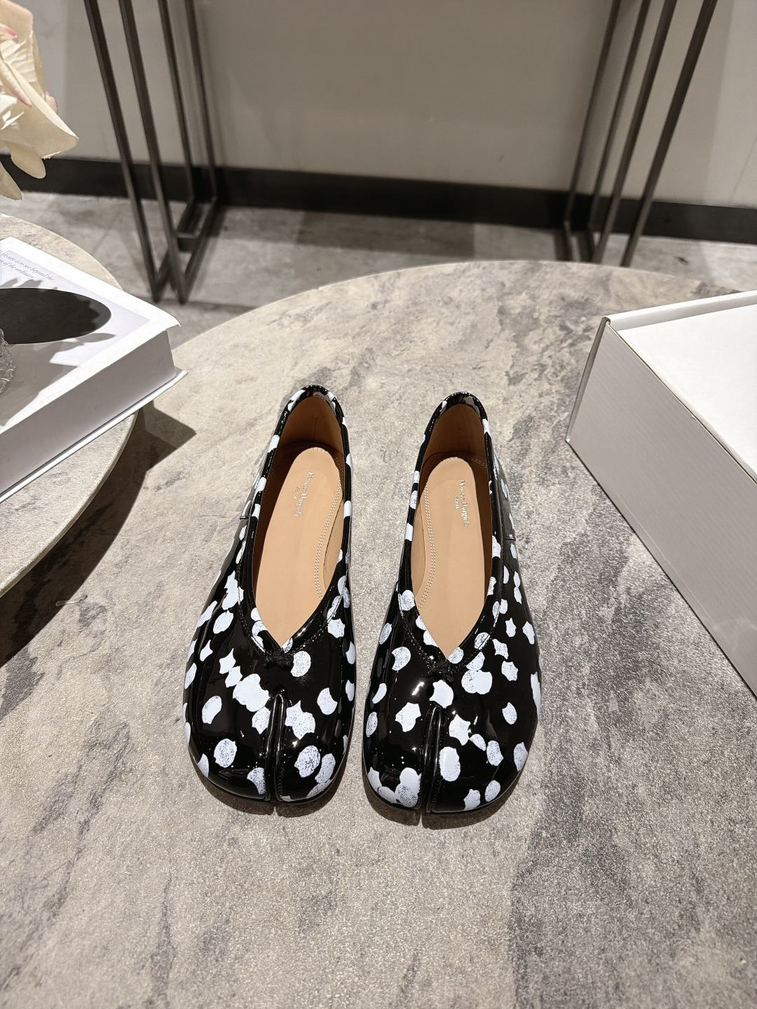 NO:921588,, Maison Margiela 26ss new summer printed split-toe shoes. Cherry blossom print split-toe shoes with a soft spring atmosphere. The neat split-toe outline is matched with soft pink cherry blossom blooming print. The upper is made of glossy texture. The body lines are smooth and neat. The iconic split-toe cut breaks the conventional shoe design. The loose shoe compartment does not crowd the foot. The low-flat shoe shape takes into account walking comfort and daily adaptability. It is designed to be easy to put on and take off without restraint.  The upper foot feels soothing and pressure-free. The flat-soled shoe shape evenly distributes the force on the sole of the foot, so the feet are not easily sore and swollen after walking and standing for a long time. The round toe box accommodates wide feet without squeezing the toes. The inside of the shoe compartment is smooth and skin-friendly without rubbing the toe. The split-toe cut fits the line of the foot without getting stuck in the skin. It can be worn for a long time in spring and summer and is breathable without sweating. Upper cowhide leather lining cowhide leather outsole Genuine leather outsole  size 35-42 (40.41.42 sizes are customized and non-returnable), split-toe shoes, flats, cowhide, Leather soles19860909, Maison Margiela 26ss夏季新款印花分趾鞋 自带春日柔飒氛围感的樱花印花分趾鞋,利落的分趾轮廓搭配柔粉樱花晕染印花,鞋面采用亮面质感打造,鞋身线条流畅利落,标志性分趾剪裁打破常规鞋型设计,宽松鞋仓不挤脚面,低平鞋型兼顾行走舒适度与日常适配度,设计穿脱便捷无束缚. 上脚脚感舒缓无压力,平底鞋型均匀分散足底受力,久走久站双脚不易酸胀,圆润鞋头包容宽脚肉脚不挤趾尖,鞋仓内里顺滑亲肤不磨脚面,分趾剪裁贴合足部线条不卡皮肤,春夏久穿透气不闷汗. 鞋面牛皮 内里牛皮 大底真皮大底 size35-42码（40.41.42码定制不退换）,分趾鞋,flats,cowhide,Leather soles,Women's Shoes