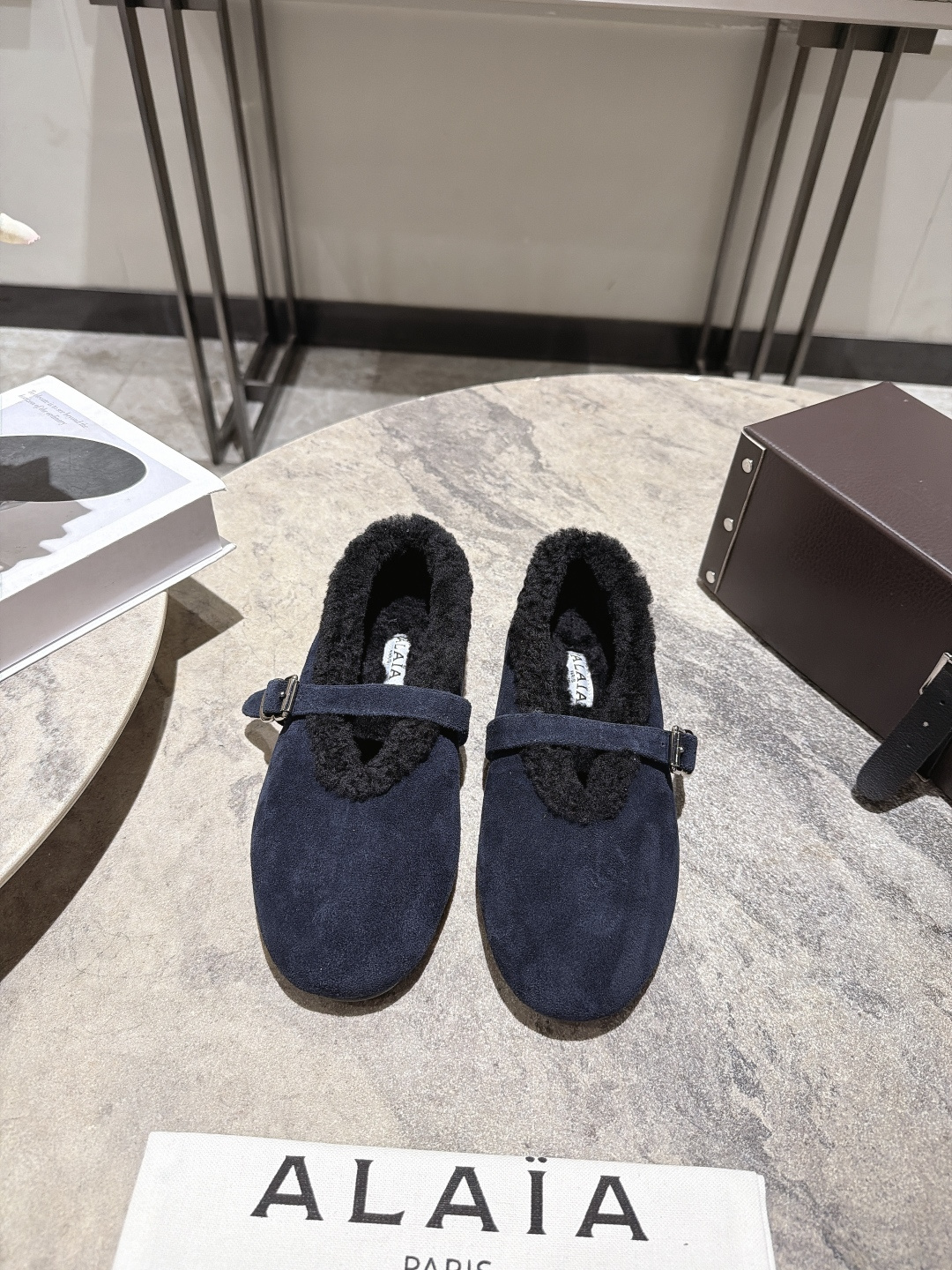 NO:921631,Shoes, ALAiA | The first pair of beautiful shoes to ring in autumn and winter. They are so warm and not too cute. The suede sheepskin upper and fur are integrated into the lining. They feel so comfortable. New equipment for the season, new ballet shoes. I can’t wait to take them home. size 35-39 (custom-made at 40.41), fur shoes, alaia, sheepskin19860909单鞋, ALAiA｜敲响秋冬的第一双美鞋 暖呼呼的别太可爱了吧 反绒羊皮鞋面,皮毛一体内里,脚感太舒服啦 换季新装备,新款芭蕾舞鞋 啊迫不及待要把它接回家啦 size35-39（40.41定做）,毛毛鞋,alaia,sheepskin,Women's Shoes