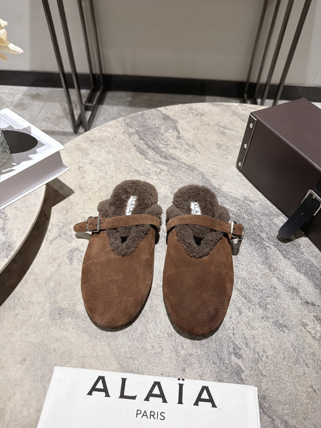 NO:921636,Half drag, ALAiA｜The first pair of beautiful shoes to ring in autumn and winter. They are so warm, so cute. Suede sheepskin upper, fur integrated inside, feel so comfortable. New equipment for the season, new ballet shoes. I can’t wait to take them home. size 35-39 (customized at 40.41), fur shoes, alaia, sheepskin19860909半拖, ALAiA｜敲响秋冬的第一双美鞋 暖呼呼的别太可爱了吧 反绒羊皮鞋面,皮毛一体内里,脚感太舒服啦 换季新装备,新款芭蕾舞鞋 啊迫不及待要把它接回家啦 size35-39（40.41定做）,毛毛鞋,alaia,sheepskin,Women's Shoes