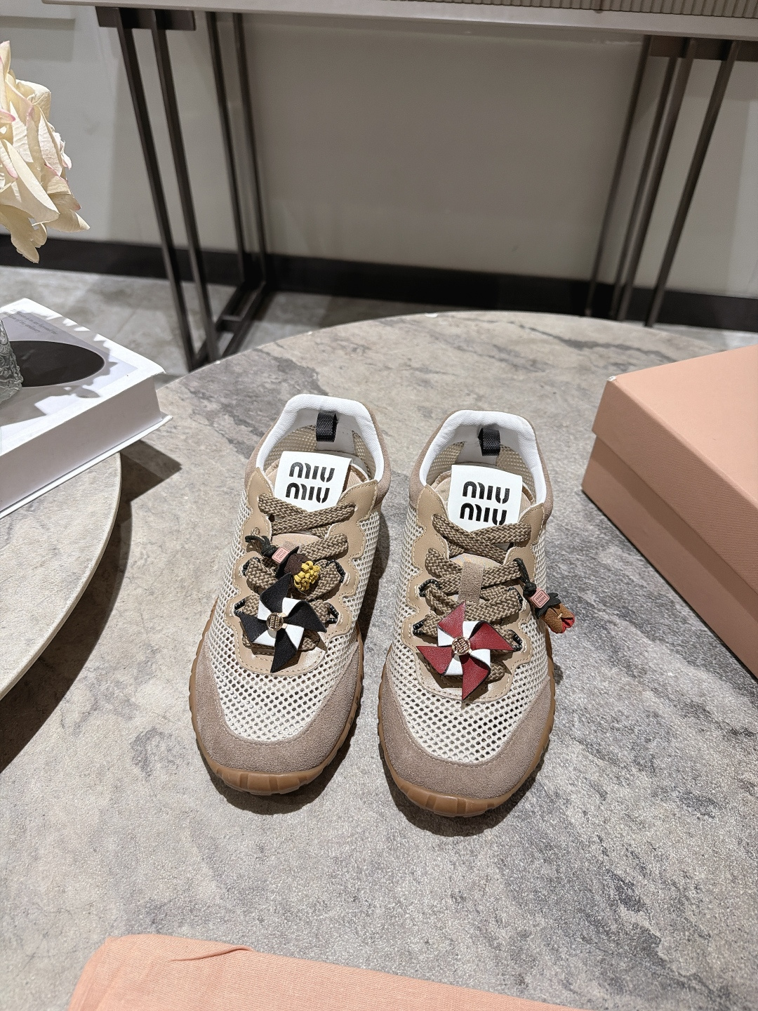 NO:921620,, Miu Miu 26 new catwalk MiuMiu ethics shoes casual sports shoes Casual shoes show craftsmanship details close-up from Miu Miu series New season trend is a beloved concept at the moment, multiple collisions, conveying modern style~ It looks good no matter how you wear it, this summer’s fashionista’s favorite material Imported cowhide/mesh fabric Lining breathable mesh Outsole original molded TPU rubber sole  Size 35-40 (40 customized), casual shoes/sports shoes, miumiu, sneakers, cowhide19860909, Miu Miu 26新款走秀MiuMiu 德训鞋 休闲运动鞋 休闲鞋秀场工艺来自Miu Miu系列的细节特写 新季的潮流此刻挚爱的概念,多元对撞,传达现代风格~ 怎么穿都好看今夏时髦精最爱 面料进口牛皮/网布 内里透气网 大底原版开模TPU橡胶鞋底 码数35-40（40订做）,休闲鞋/运动鞋,miumiu,sneakers,cowhide,Women's Shoes