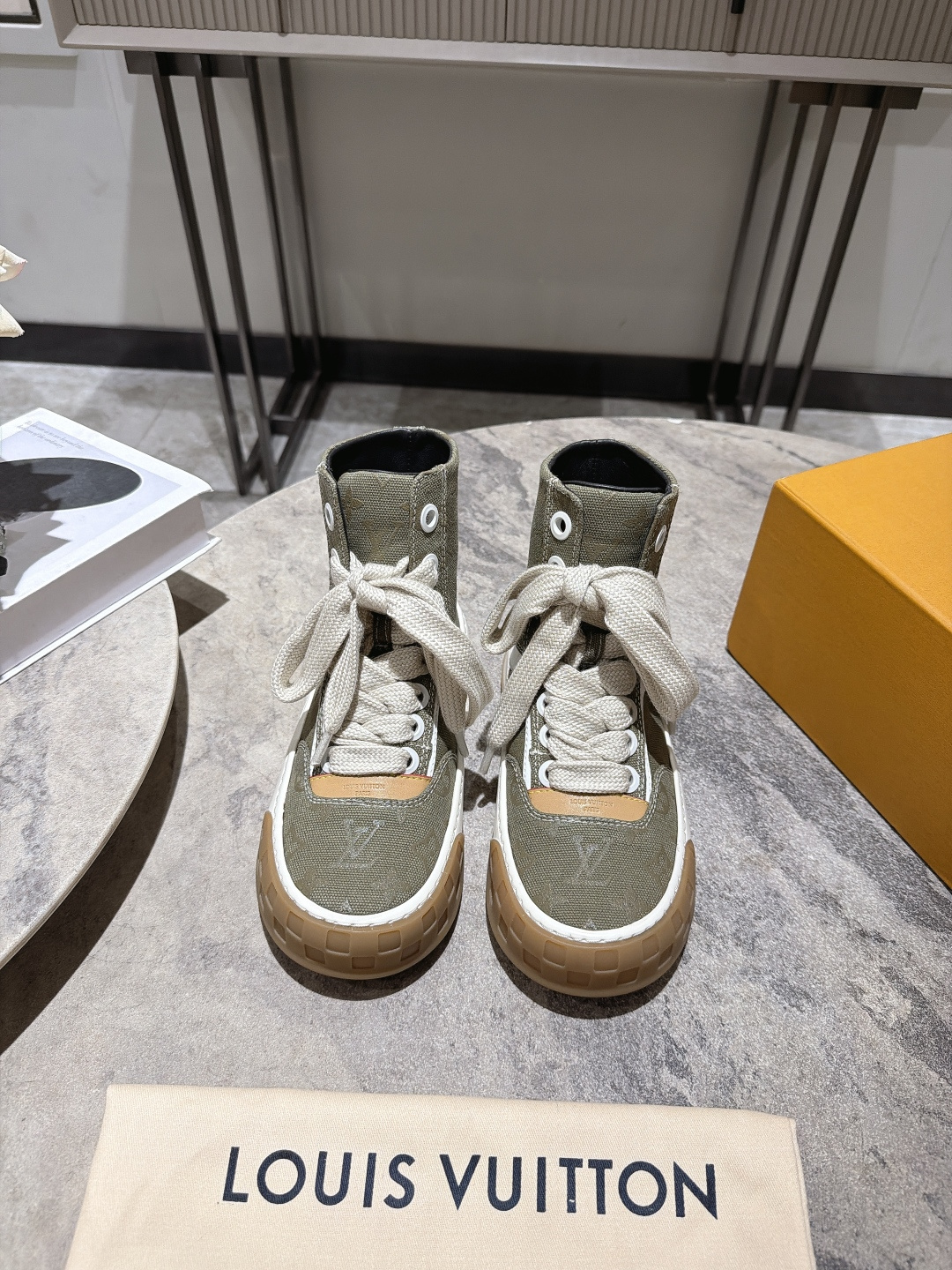 NO:921623,Couple model LV Louis Vuitton Donkey brand men's size latest catwalk model Tilted series thick sole casual sports shoe high top original purchase and development production 26 spring and summer men's catwalk model Tilted sports shoes shine with classic checkerboard texture sole tongue LV diagonal irregular logo fabric: original imported first-layer cowhide, inner sheepskin sole original molded lightweight foam outsole sole thickness 4CM  Size: 35-46 (40 for women and 45.46 for men, custom-made and non-returnable), casual shoes/sports shoes, louis vuitton, louis vuitton, louis vuitton, sneakers, cowhide, sheepskin19860909情侣款 LV路易威登 驴牌 男码最新走秀款Tilted系列 厚底 休闲 运动鞋高帮 原版购入开发 做货 26春夏男士走秀款Tilted 运动鞋 大放异彩 采用经典棋盘格纹理鞋底 鞋舌LV 斜倒不规则logo 面料:原版进口头层牛皮 内里羊皮 鞋底原版开模轻质发泡大底 底厚4CM Size:35-46（女40.男45.46定做不退换）,休闲鞋/运动鞋,louis vuitton,louis vuitton,louis vuitton,sneakers,cowhide,sheepskin,Women's Shoes