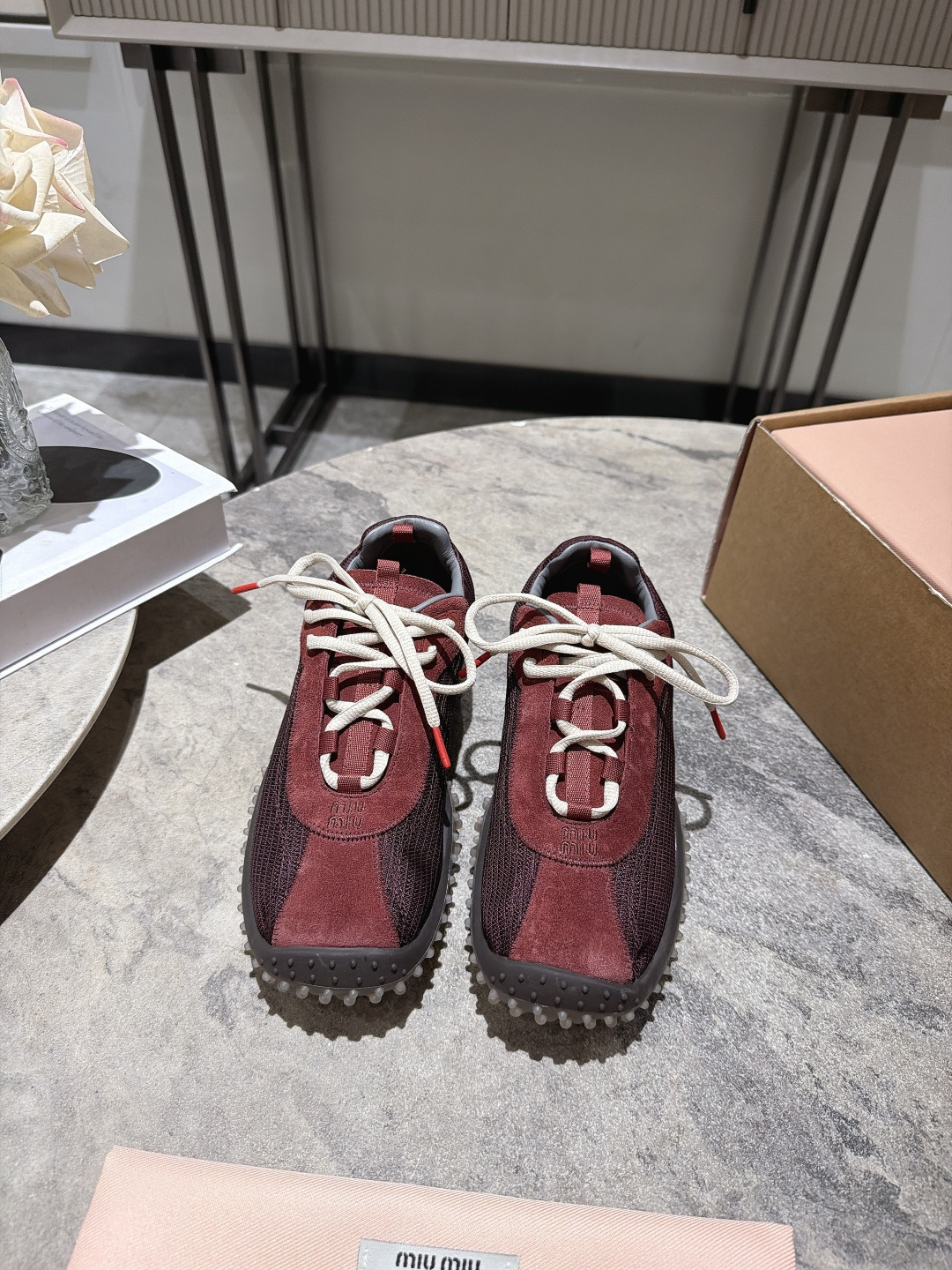 NO:921550,, Miu Miu 26 spring and summer retro splicing casual sports. The iconic double shoelace system injects a casual and deconstructed fashion attitude; the exquisite letter logo on the side of the shoe highlights the brand recognition. It can easily control various autumn and winter outfits. The material is made of high-quality suede and breathable mesh fabric, rich in layers, taking into account both texture and wearing comfort. High-quality sheepskin for the feet!  The sole has a unique tire pattern rubber outsole, inspired by retro running shoes, providing excellent grip and wear resistance, making you not tired after walking for a long time. Size 35-40 (customized for 40) [with airplane case], casual shoes/sports shoes, miumiu, sneakers, sheepskin, chamois leather19860909, Miu Miu 缪缪26春夏复古拼接休闲运动 标志性双鞋带系统,注入随性解构的时髦态度；鞋侧精致字母徽标,彰显品牌辨识度.轻松驾驭各种秋冬穿搭. 材质优质麂皮与透气网眼布拼接,层次感丰富,兼顾质感与穿着舒适度. 垫脚优质羊皮！ 鞋底独特轮胎纹橡胶大底,灵感源自复古跑鞋,提供卓越抓地力与耐磨性,久走不累. 码数35-40（40订做）【配飞机盒】,休闲鞋/运动鞋,miumiu,sneakers,sheepskin,chamois leather,Women's Shoes