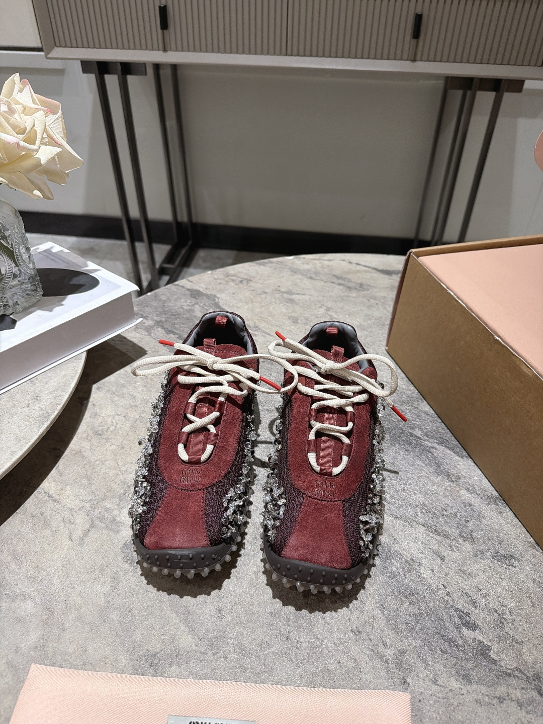 NO:921548,, Miu Miu 26 spring and summer retro splicing casual sports. The iconic double shoelace system injects a casual and deconstructed fashion attitude; the exquisite letter logo on the side of the shoe highlights the brand recognition. It can easily control various autumn and winter outfits. The material is high-quality suede and breathable mesh fabric spliced ​​with original customized rhinestones, rich in layers, taking into account both texture and wearing comfort. High-quality sheepskin for the feet!  The sole has a unique tire pattern rubber outsole, inspired by retro running shoes, providing excellent grip and wear resistance, making you not tired after walking for a long time. Size 35-40 (customized for 40) [with airplane case], casual shoes/sports shoes, miumiu, sneakers, sheepskin, chamois leather19860909, Miu Miu 缪缪26春夏复古拼接休闲运动 标志性双鞋带系统,注入随性解构的时髦态度；鞋侧精致字母徽标,彰显品牌辨识度.轻松驾驭各种秋冬穿搭. 材质优质麂皮与透气网眼布拼接原版定制水钻,层次感丰富,兼顾质感与穿着舒适度. 垫脚优质羊皮！ 鞋底独特轮胎纹橡胶大底,灵感源自复古跑鞋,提供卓越抓地力与耐磨性,久走不累. 码数35-40（40订做）【配飞机盒】,休闲鞋/运动鞋,miumiu,sneakers,sheepskin,chamois leather,Women's Shoes