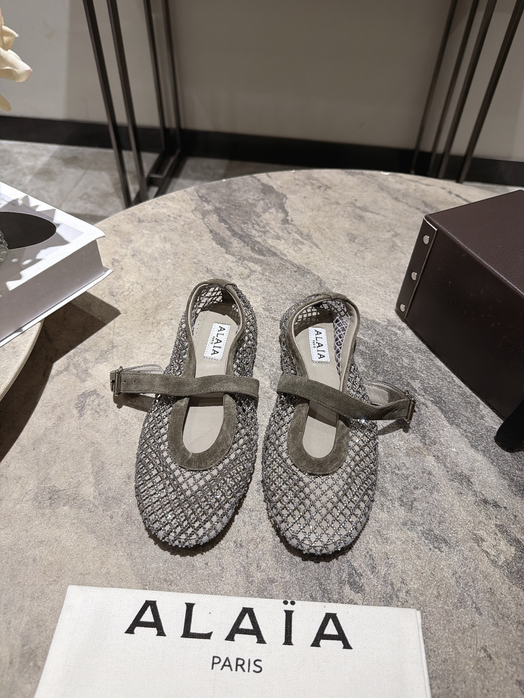 NO:921555,, Alaia catwalk style mesh flat shoes with rhinestones, sweet and cool ballet style, a very popular ballet shoe, romantic, charming, comfortable and versatile. Original custom-made sheepskin + mesh fabric, sheepskin lining, private molded rubber non-slip outsole, size 35-39 (40.41 custom-made, non-refundable), single shoes, alaia, sheepskin, sheep19860909, Alaia 阿莱亚走秀款网纱烫钻平底单鞋, 甜酷芭蕾风,人气超高的一款芭蕾舞鞋,浪漫又迷人舒适百搭. 原版订制羊京+网纱面料, 羊皮内里,私模橡胶防滑大底, 码数35-39（40.41定做不退换）,单鞋,alaia,sheepskin,sheep,Women's Shoes